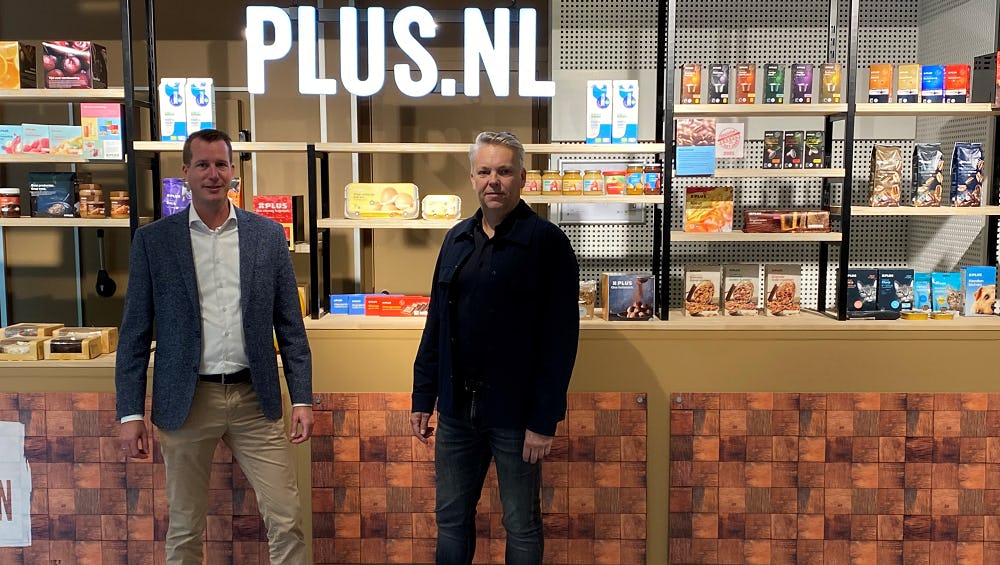 Maurice Buring van Plus Retail (links) en Patrick Okkersen van RoutiGo.