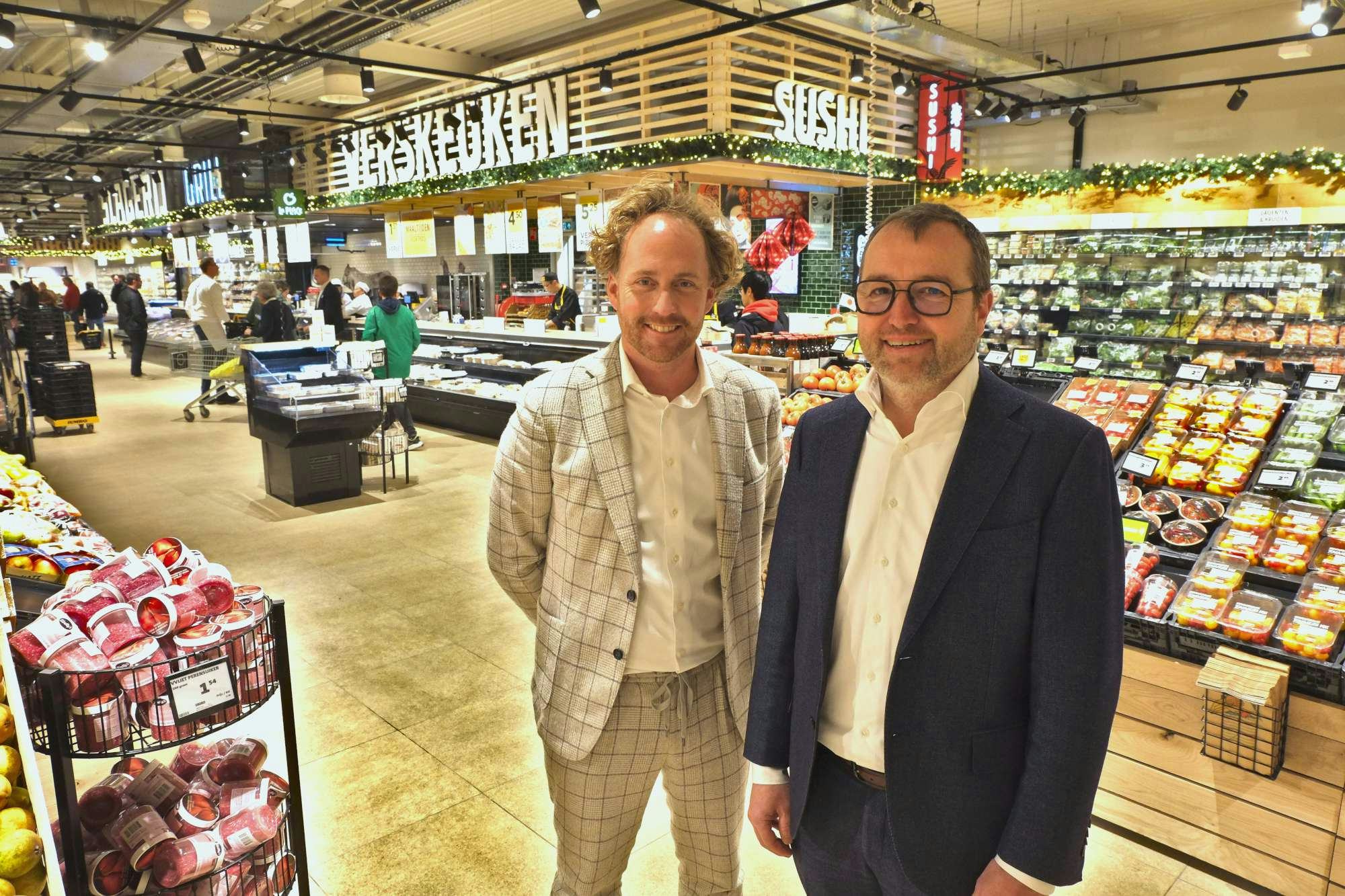 Sipke Schoonhoven (l) en Carl van Dam heropenden hun flink gegroeide Jumbo versmarkt aan de Larenseweg in Hilversum. Foto: Distrifood.