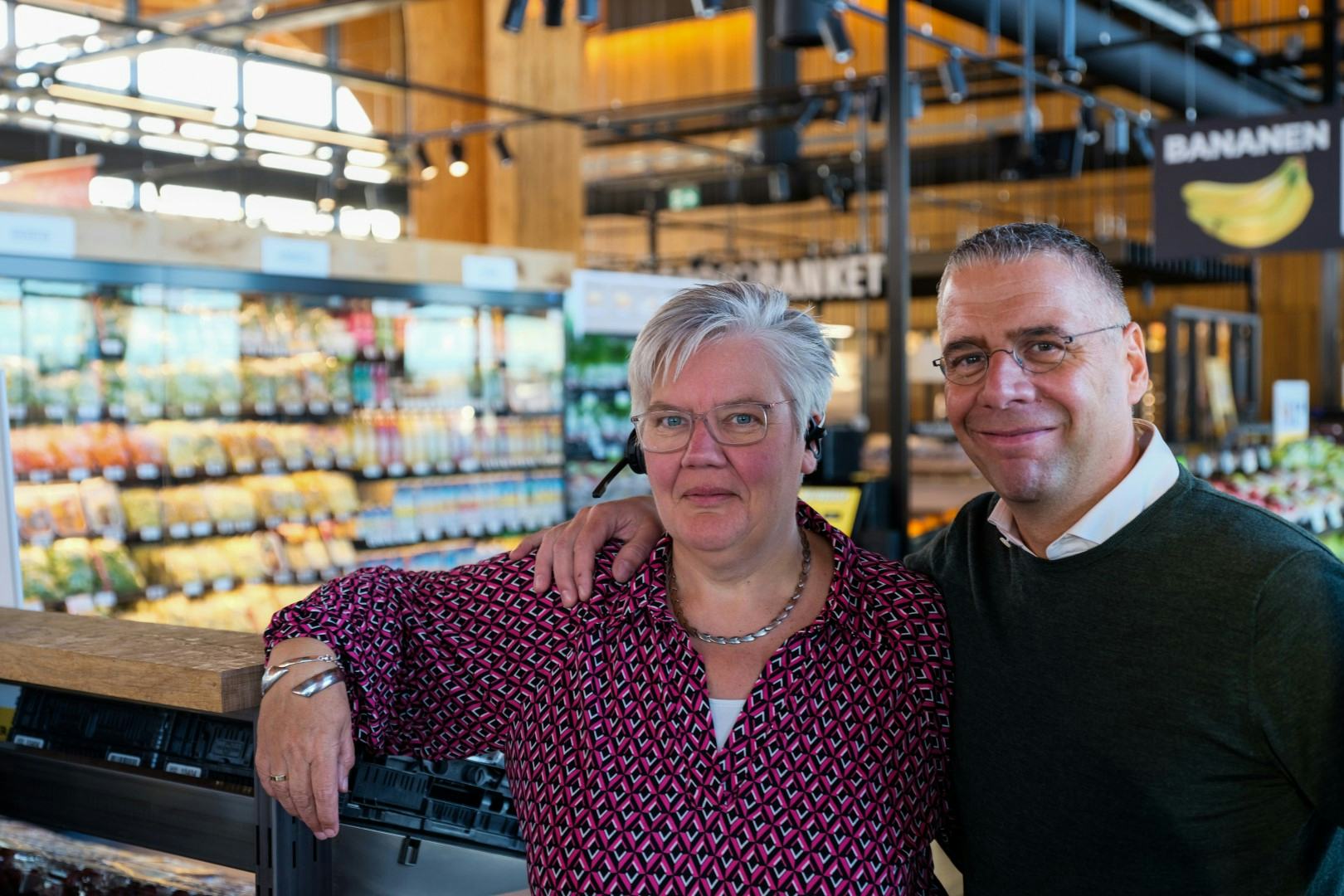 Anrico Maat met bedrijfsleider Jannie Nijlaan van Jumbo Meerstad in Groningen.  Foto: Jan Willem van Vliet