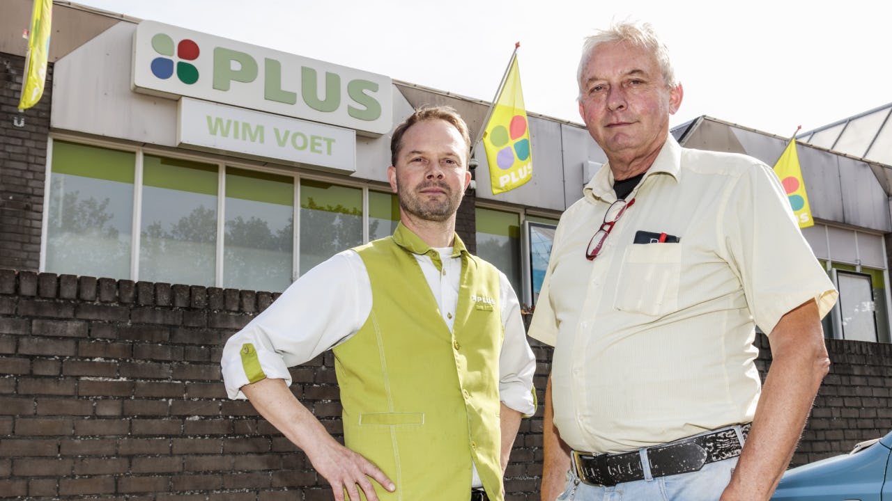 Voormalig Plus-ondernemer Wim Voet (rechts) met zijn zoon Eugène, die bedrijfsleider is in de voormalige Plus van Voet. Foto: Distrifood