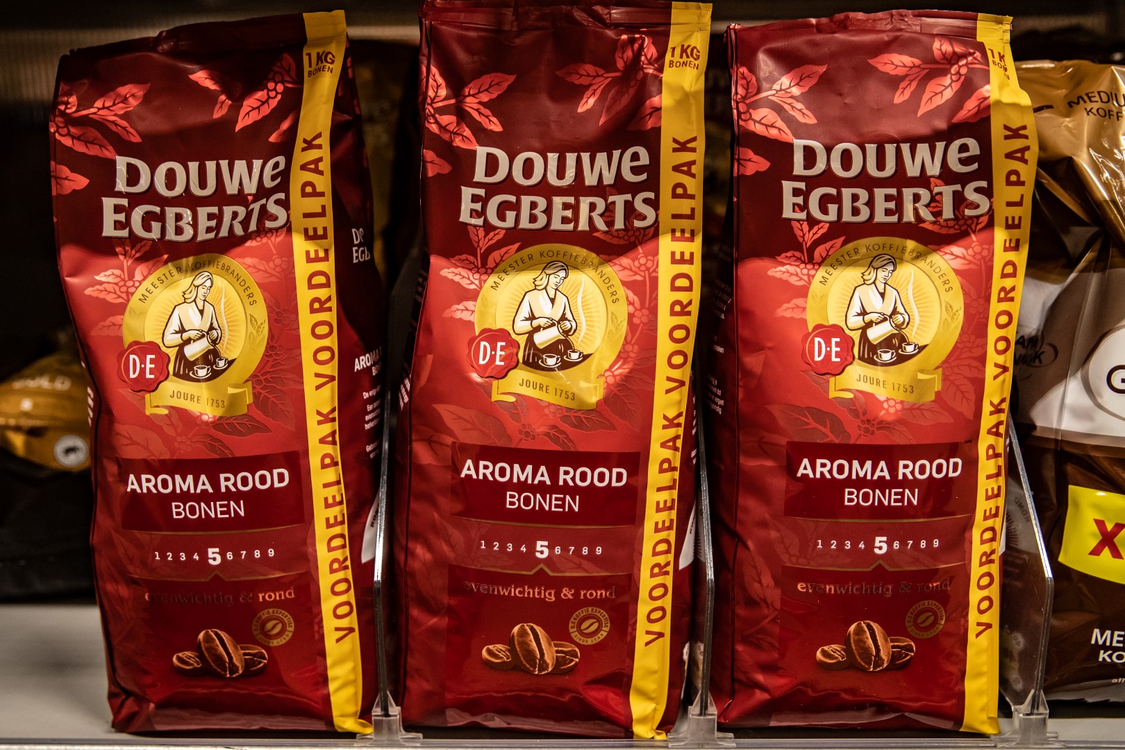 Douwe Egberts Bonen Voordeelverpakking 1 kg. 2 varianten (roodmerk en expresso). Promodruk 30 procent dit jaar. Rond de 18 procent voorgaande jaren. Distributie: 94 procent. ‘Het ligt bijna overal’, aldus Sjanny van Beekveld. Foto: Ronald Hissink
