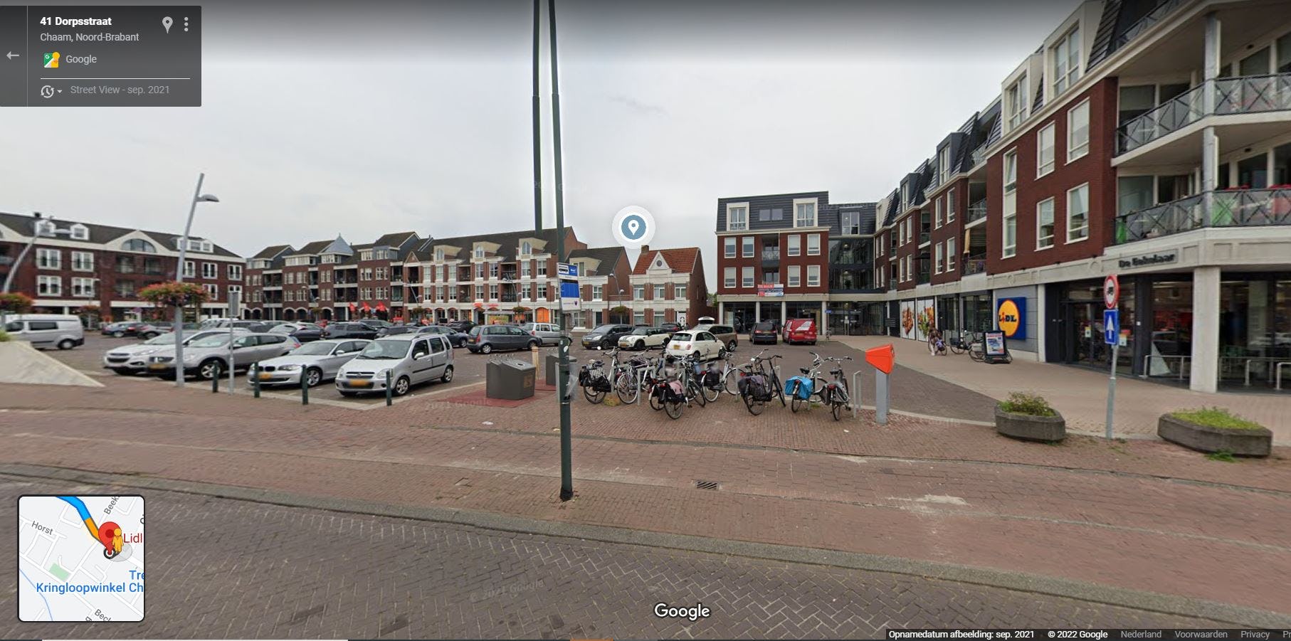 De Lidl in Chaam (rechts0 zat eerst elders in het winkelcentrum. Foto: Google Streetview.