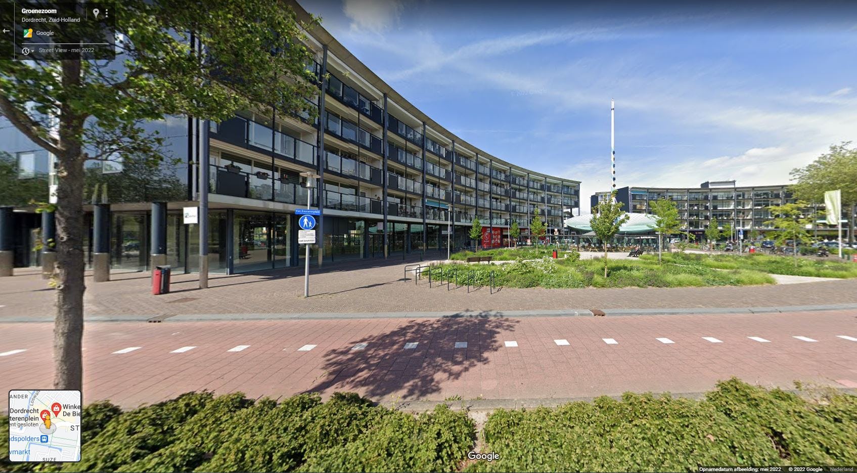 Het winkelcentrum De Bieshof waar Aldi (geheel links) tegen de zin van omwonenden een nieuw filiaal opent. Het wijkwinkelcentrum heeft met Plus en AH al twee supers. Foto: Google Streetview.