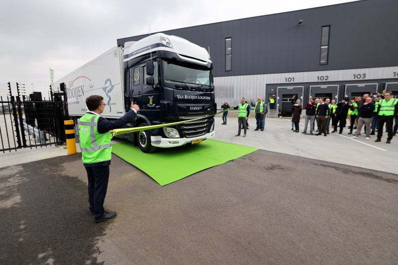De eerste vrachtwagen wordt verwelkomd bij het dc in Oss. Foto: Plus.