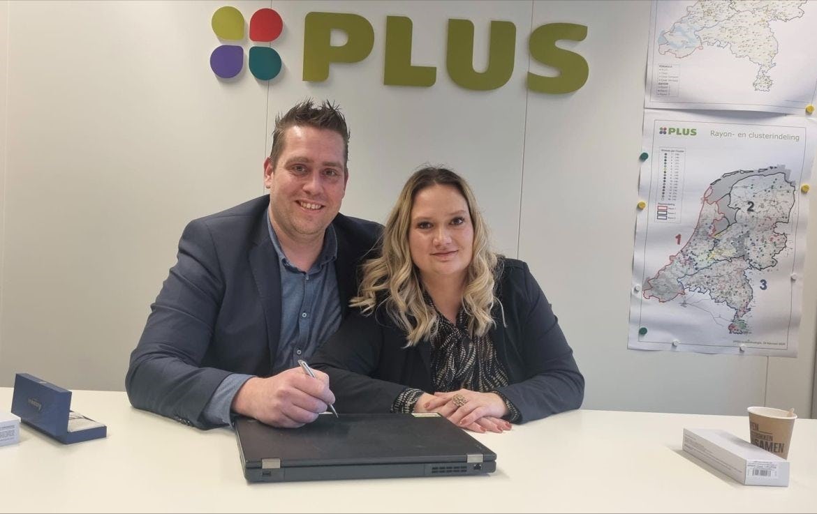 Aspirant-ondernemer Joost van Haaren tekent voor de overname van de Plus in Overdinkel. Foto LInkedIn