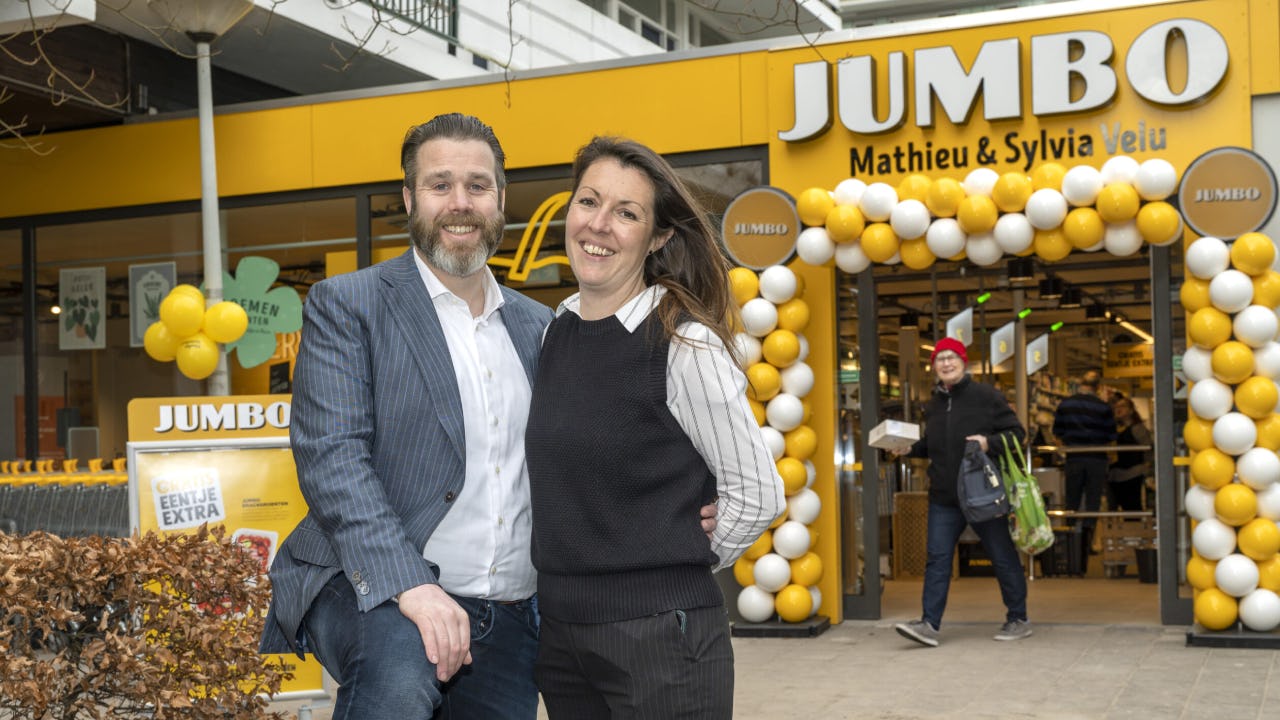 Ondernemers Mathieu en Sylvia Velu voor hun winkel in Amsterdam-Buitenveldert. Foto: Cor Salverius