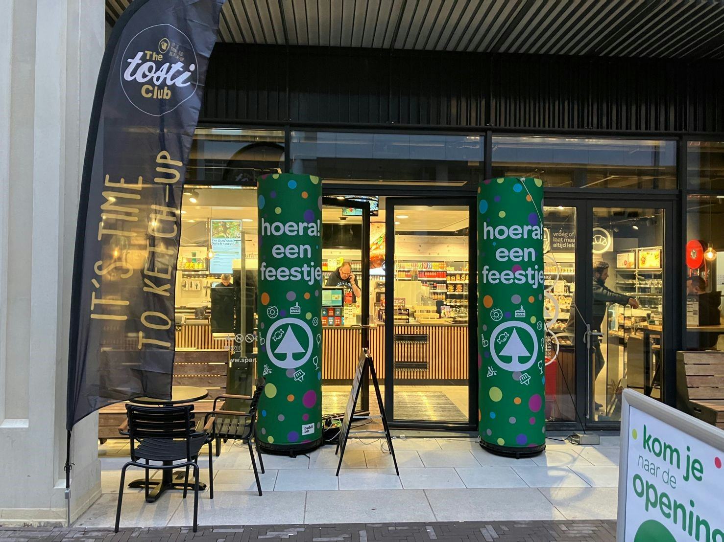 De opening van het nieuwe verstigingspunt van Spar aan de Turfmarkt in Den Haag past in Spars strategie om het aantal verkooppunten in drie jaar tijd te verdubbelen tot 1000. Foto LinkedIn.