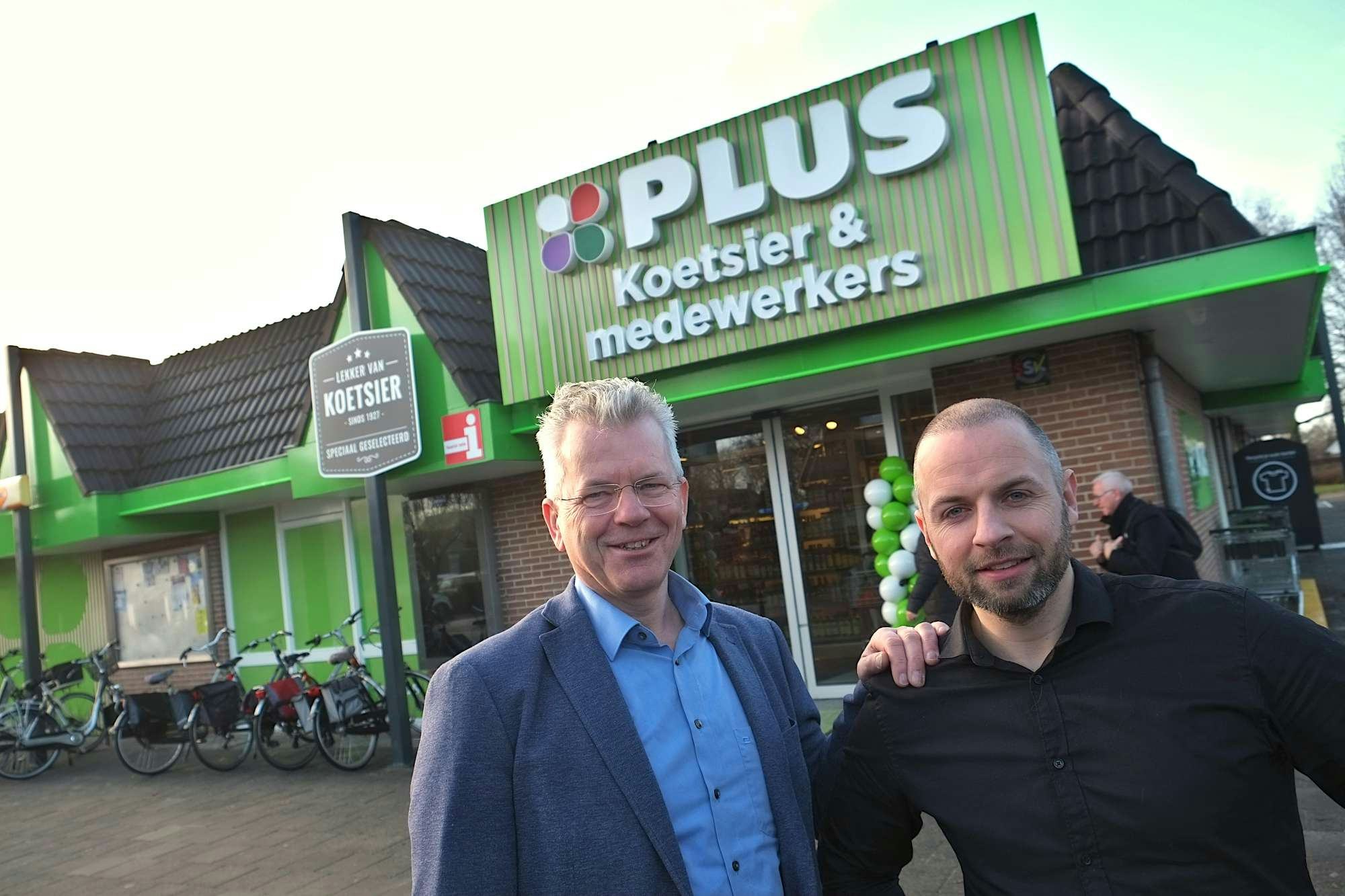 Sietze en Mathijs Koetsier houden de medewerkers in ere. Foto: Distrifood.