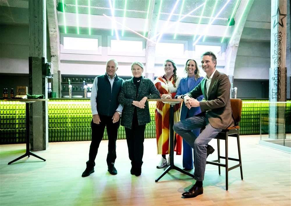 Charlene de Carvalho-Heineken (M), Michel de Carvalho (L), Lieke Westendorp en Dolf van den Brink poseren in november 2022 voor een groepsfoto bij de heropening van de Heineken Experience. Foto: ANP