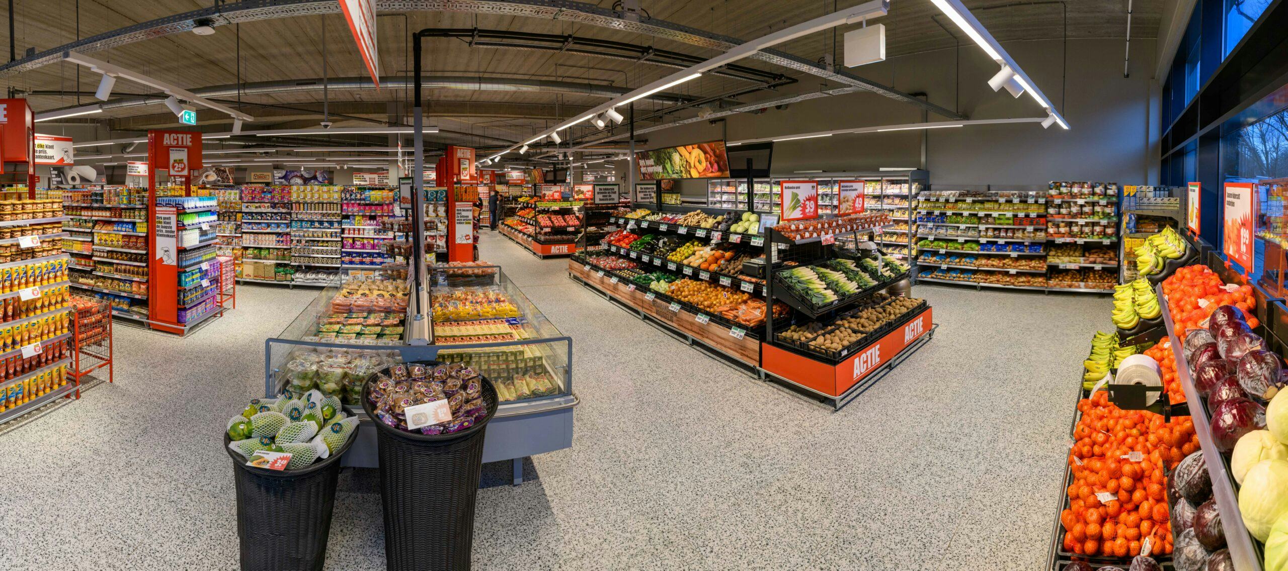 Dirk heropende in februari de winkel aan de Schepenstraat in Rotterdam. Deze is nu drie keer zo groot. Foto Dirk van den Broek