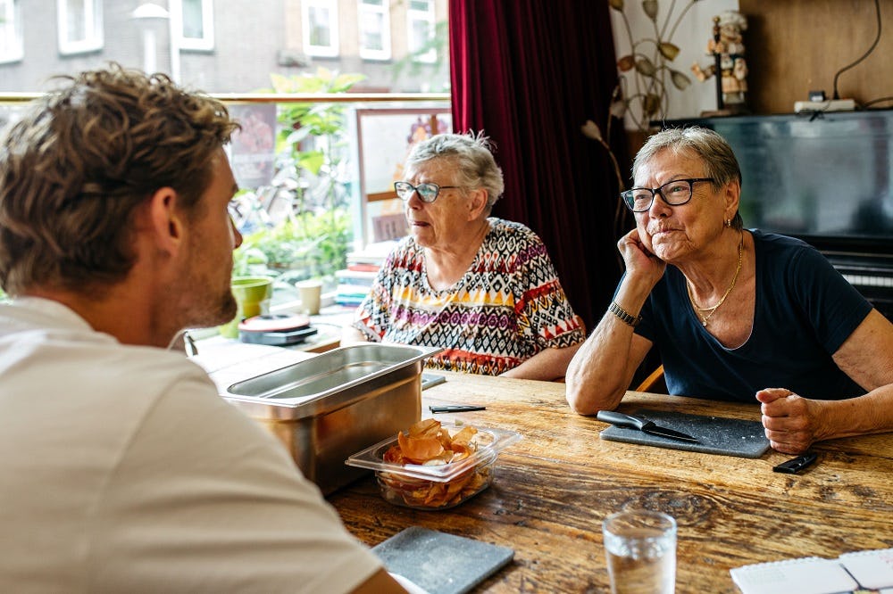 Stichting Oma’s Soep organiseert wekelijks activiteiten om eenzaamheid bij senioren tegen te gaan.