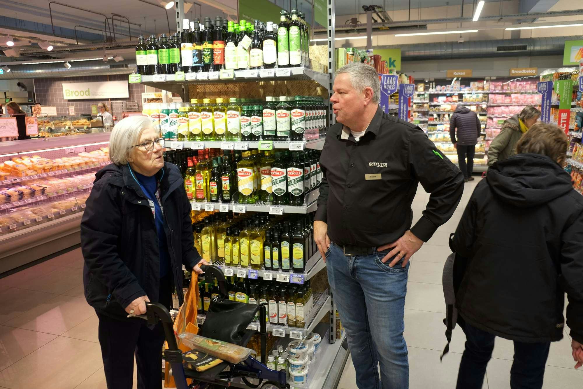 Rudie Walraven in gesprek met klant Ans Metz. Ze kennen elkaar al tientallen jaren. Metz deed al bij boodschappen bij Rudie’s vader. Foto: Distrifood