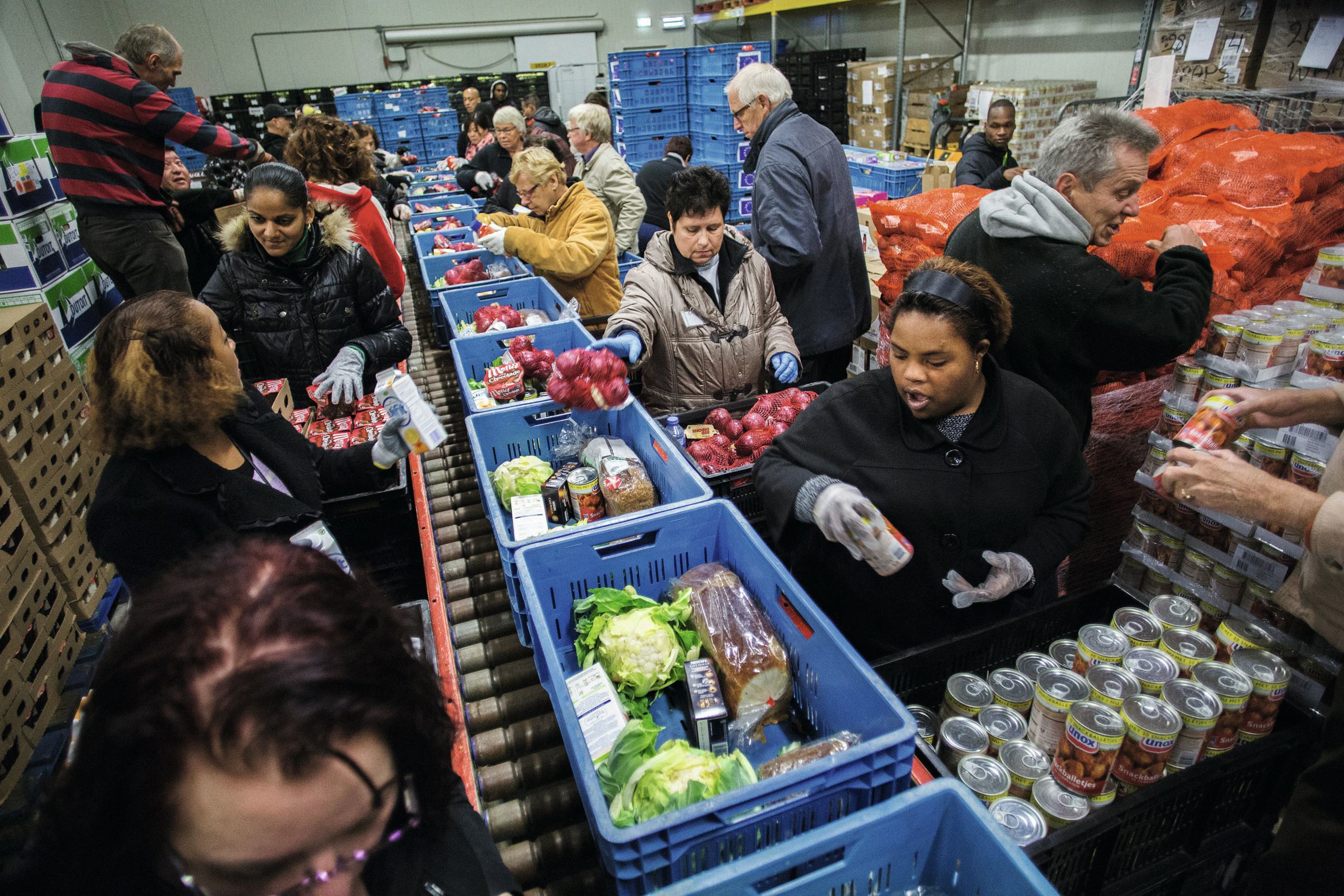 Vrijwilligers aan het werk bij een Voedselbank in Nederland. Foto: Arie Kievit