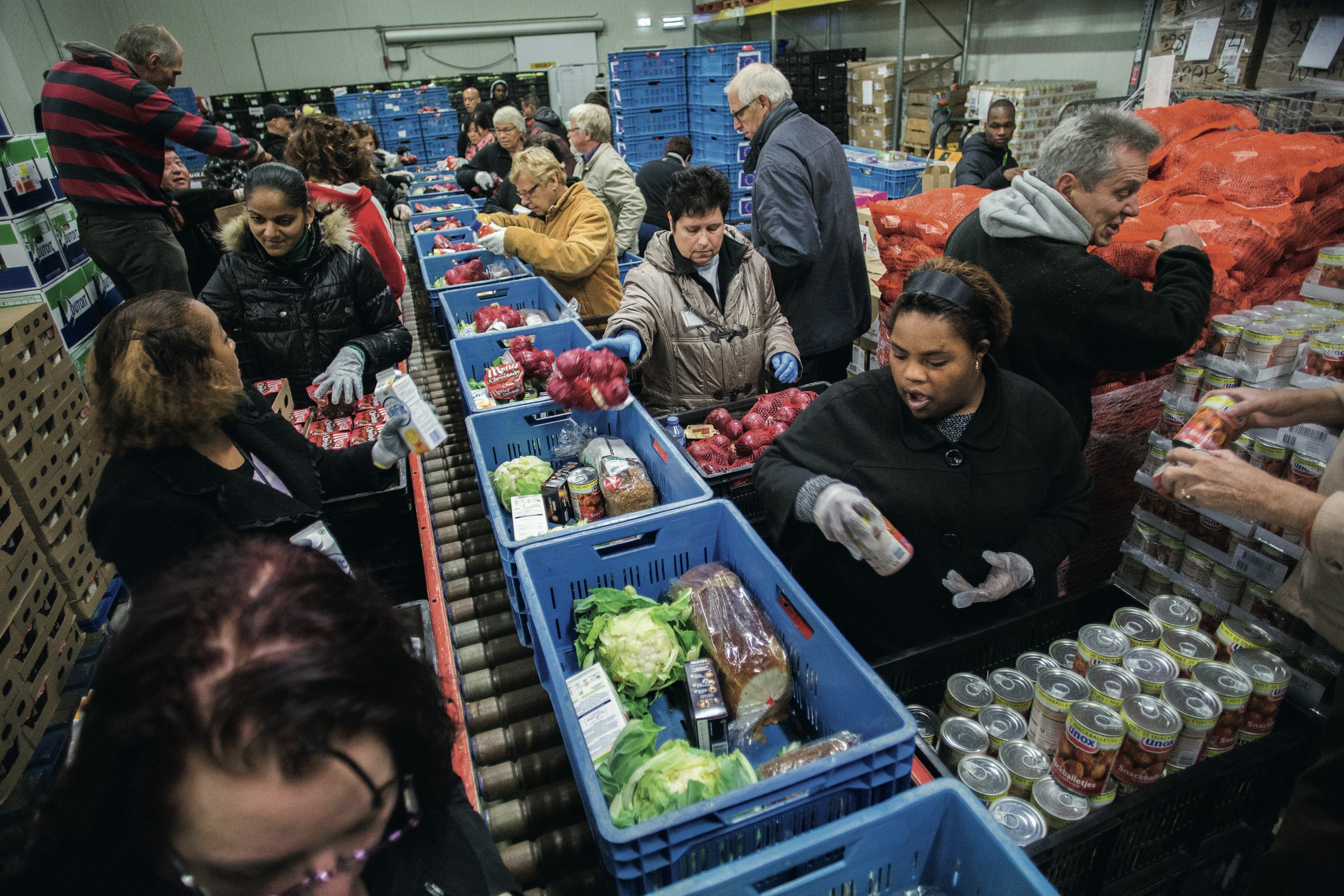 Vrijwilligers aan het werk bij een Voedselbank in Nederland. Foto: Arie Kievit