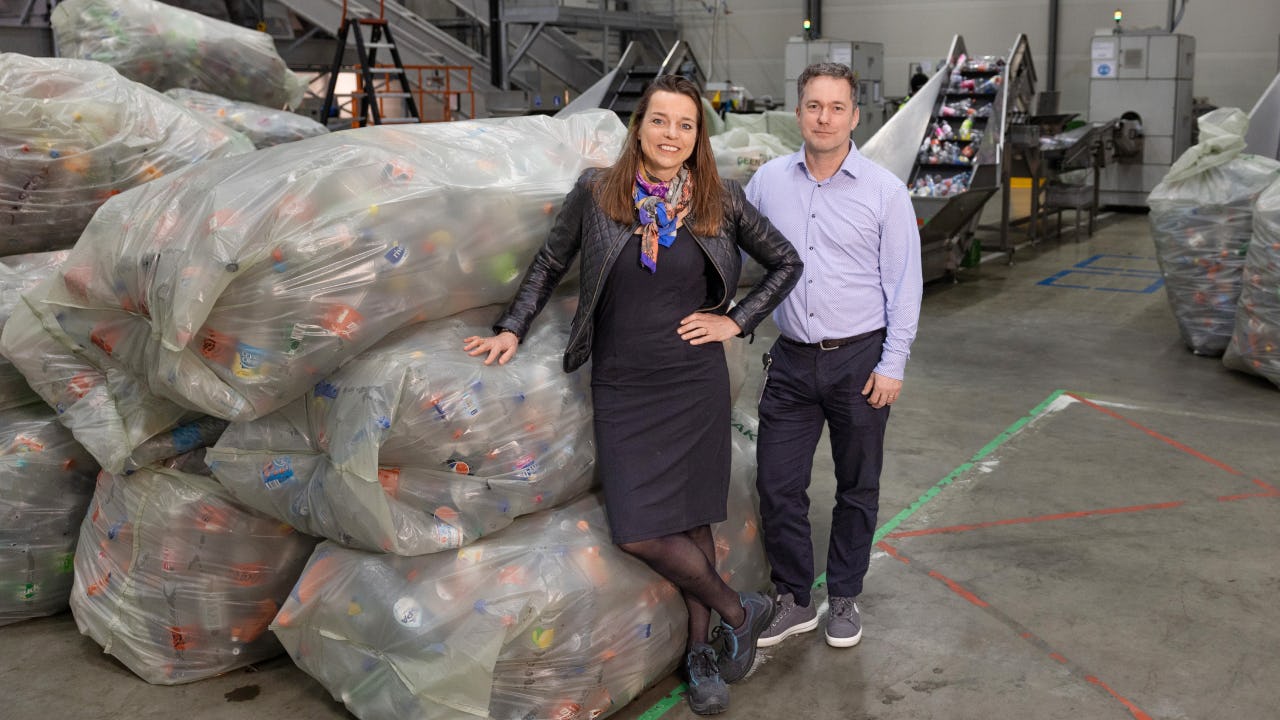 Hester Klein Lankhorst en Raymond Gianotten zeggen kort voor de invoering dat de branche klaar is voor het ontvangen van 2,5 miljard drankblikjes per jaar. Dat heeft wel €200 miljoen gekost. Foto: Herbert Wiggerman