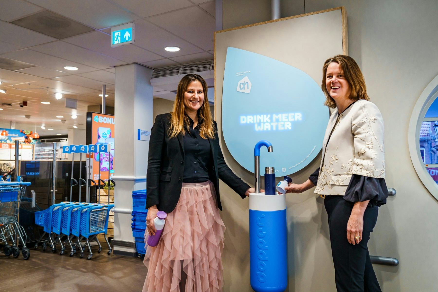 Virginia Yanquilevich, CEO Dopper en Marit van Egmond, CEO Albert Heijn, nemen de eerste Dopper Water Tap in gebruik. Foto: AH.