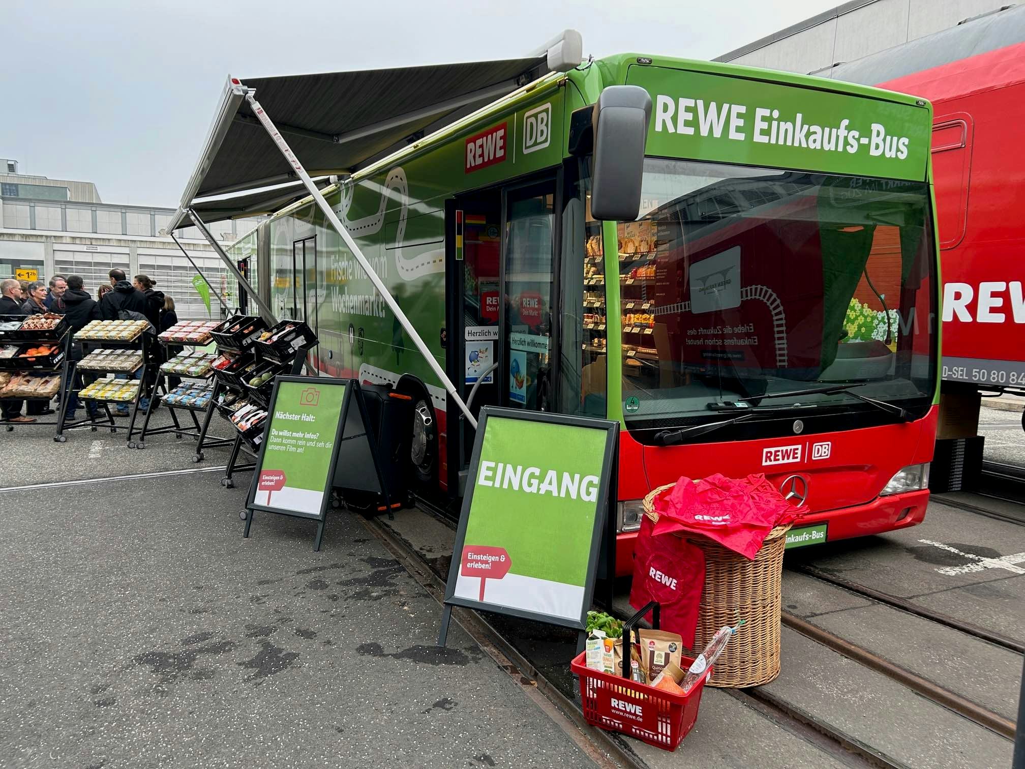Rewe winkelwagen. Foto Deutsche Bahn,  Dominik Schleuter