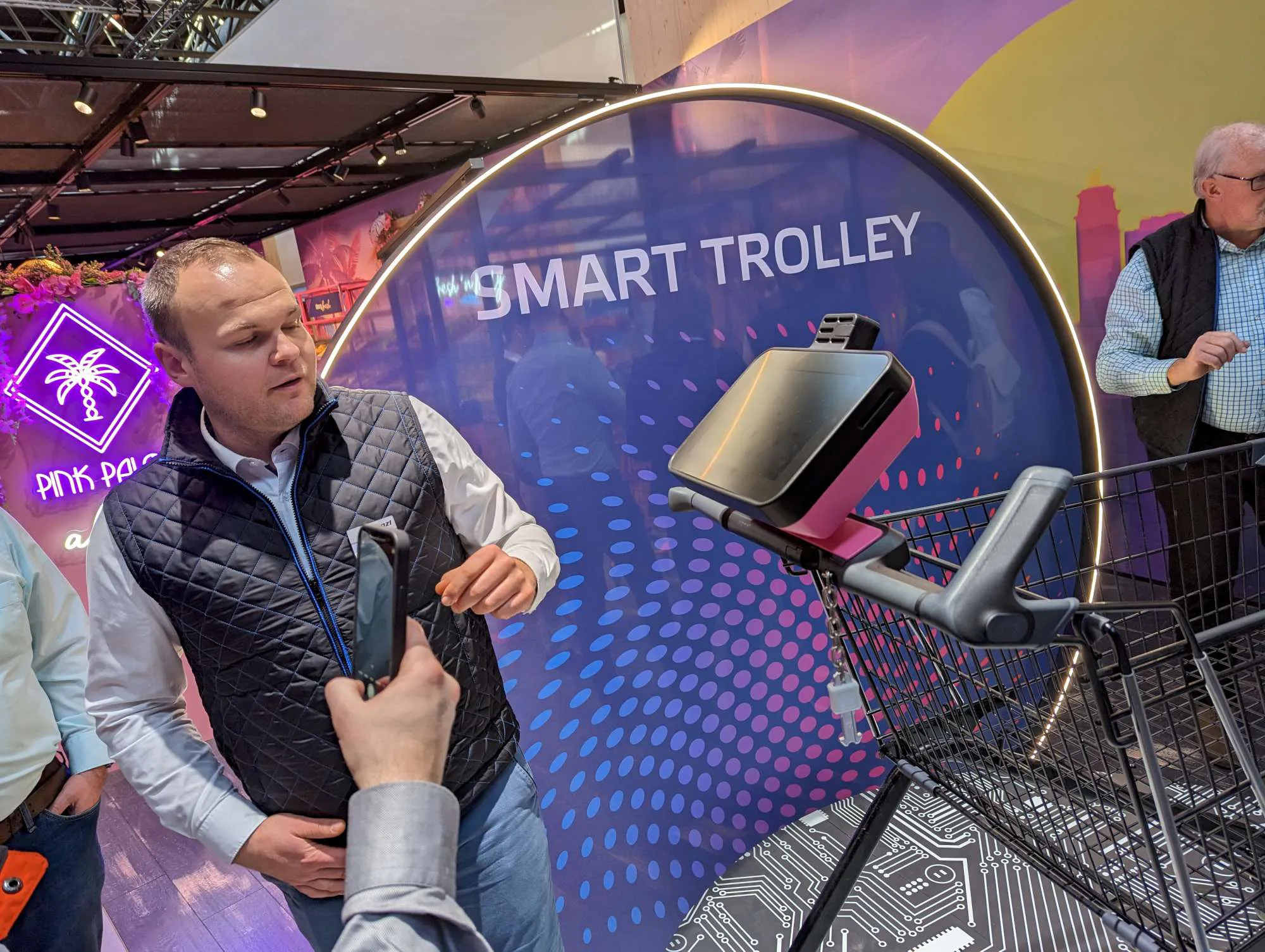 Slimme winkelwagen van Wanzl op de Euroshop in 2023. Foto: Distrifood