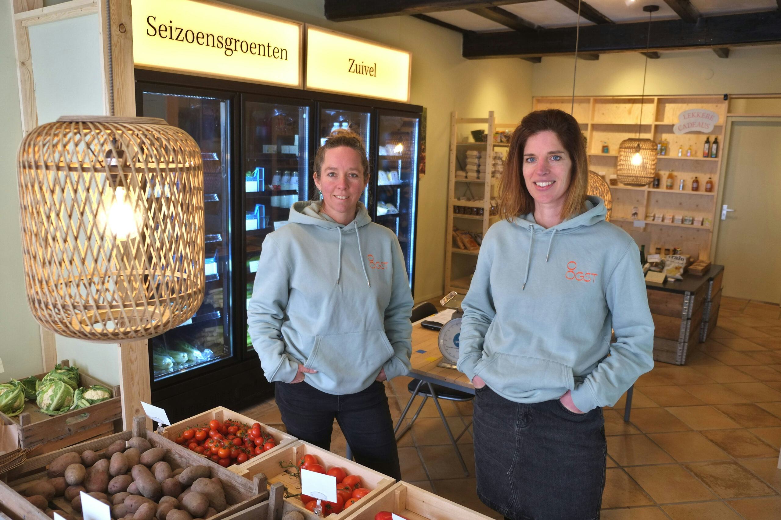 Oogst-boerin Ramona Schalkwijk en co-founder Fennie Lansbergen (rechts) in de tweede vestiging van Oogst in Woerden.Foto’s: Distrifood
