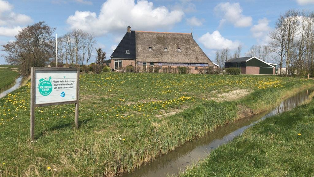 Een aangesloten boer communiceert op het land over het keurmerk Foto: Distrifood