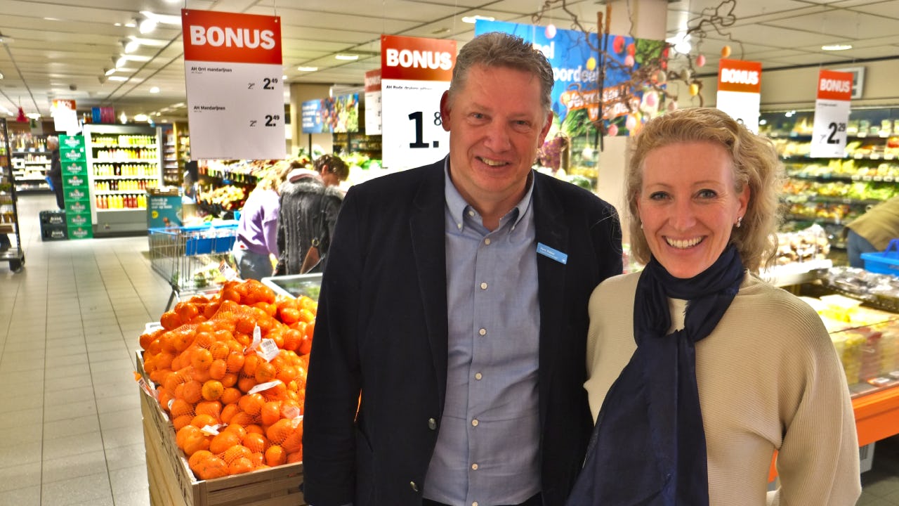 AH-franchiser Marieke Ton met supermarktmanager Hans Fokker in de winkel die te krap bemeten is voor de drukte. Foto: Distrifood