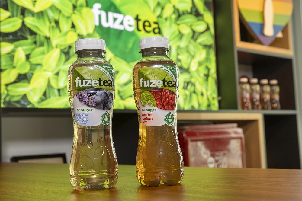 Coca-Cola lanceert dit voorjaar twee nieuwe, suikervrije smaken: Fuze Tea black tea watermelon mint no sugar en Fuze Tea green tea blueberry lavender no sugar. 