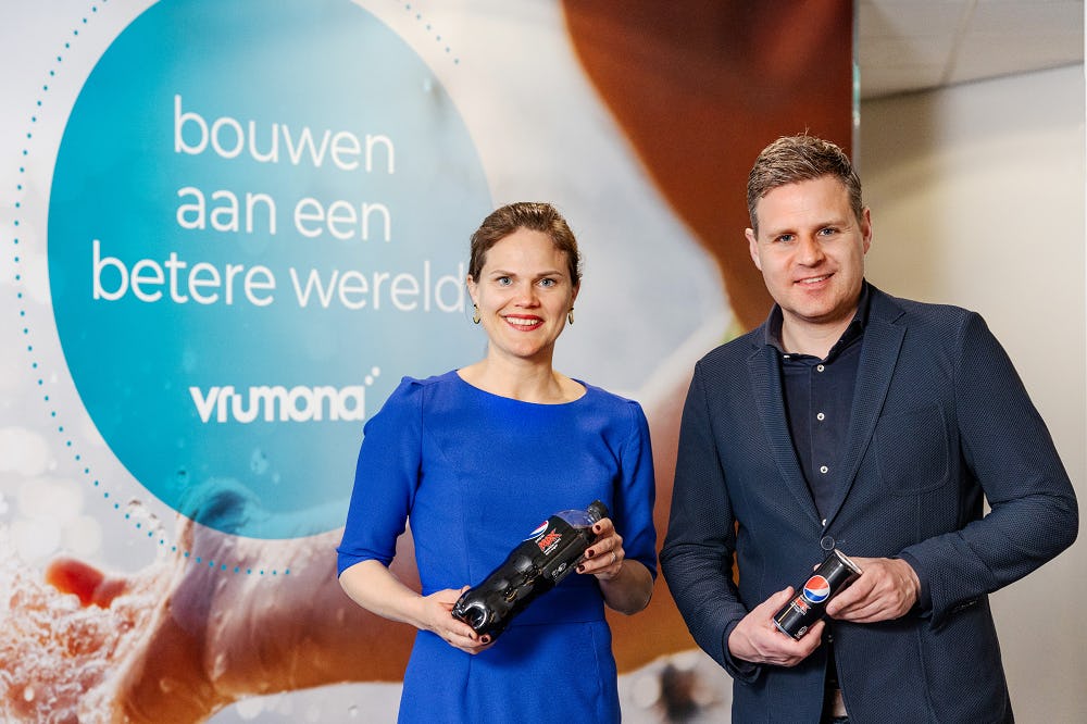 Manager Corporate Affairs & Communications Hester Duursema en Directeur Retail Korneel van der Plas.