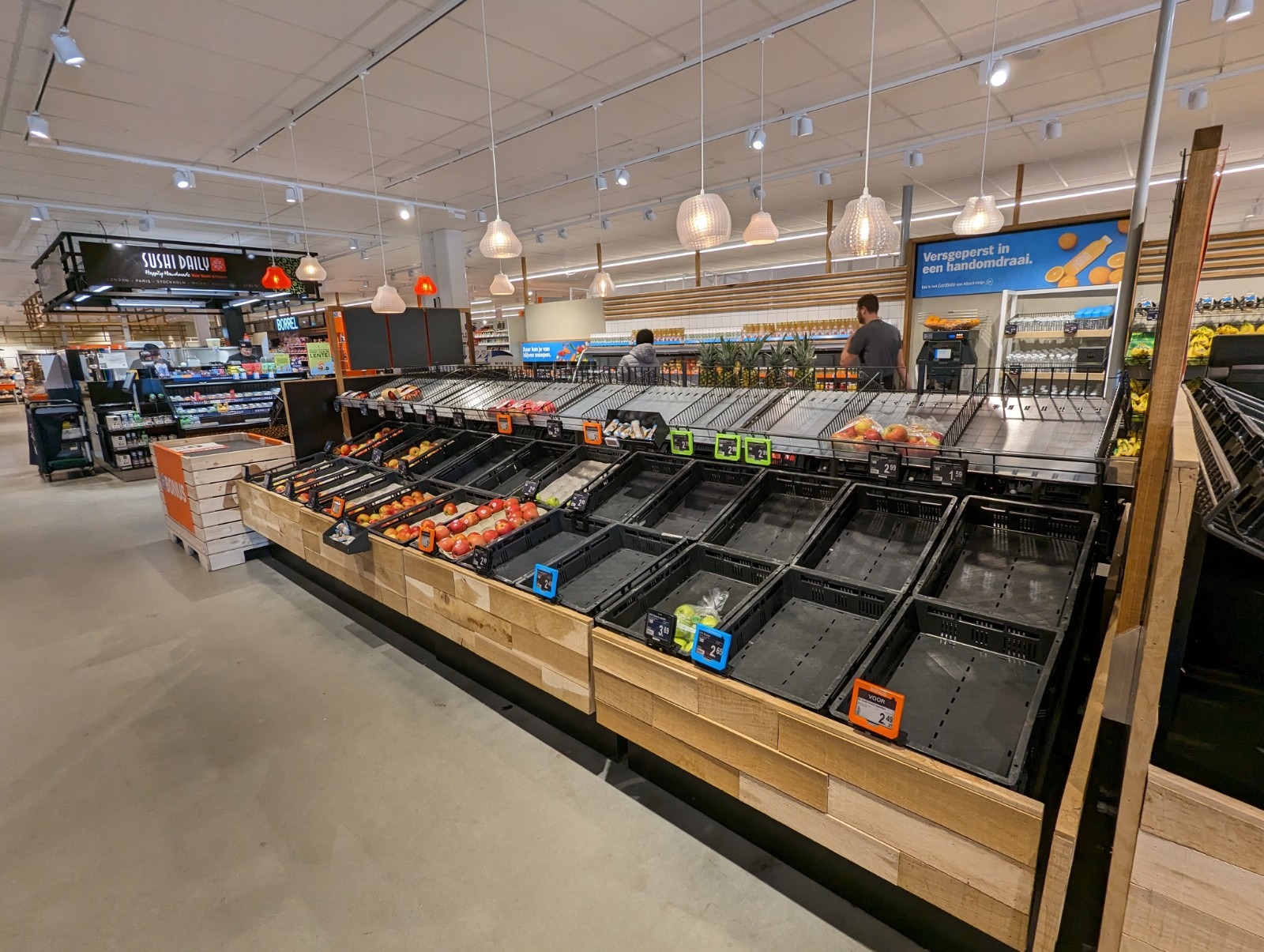 De grotendeels lege agf-afdeling. Foto: Distrifood