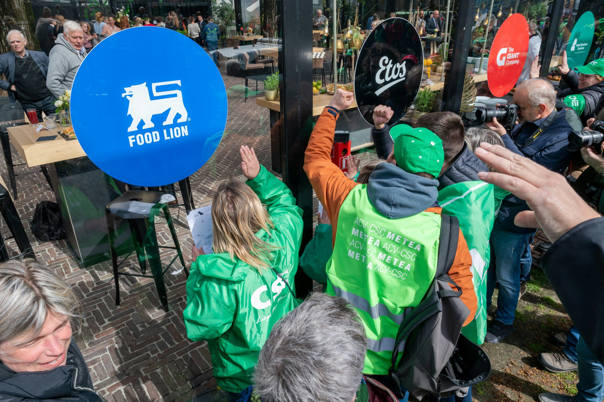 Demonstranten bij de aandeelhoudersvergadering van Ahold Delhaize. Foto: Cor Salverius