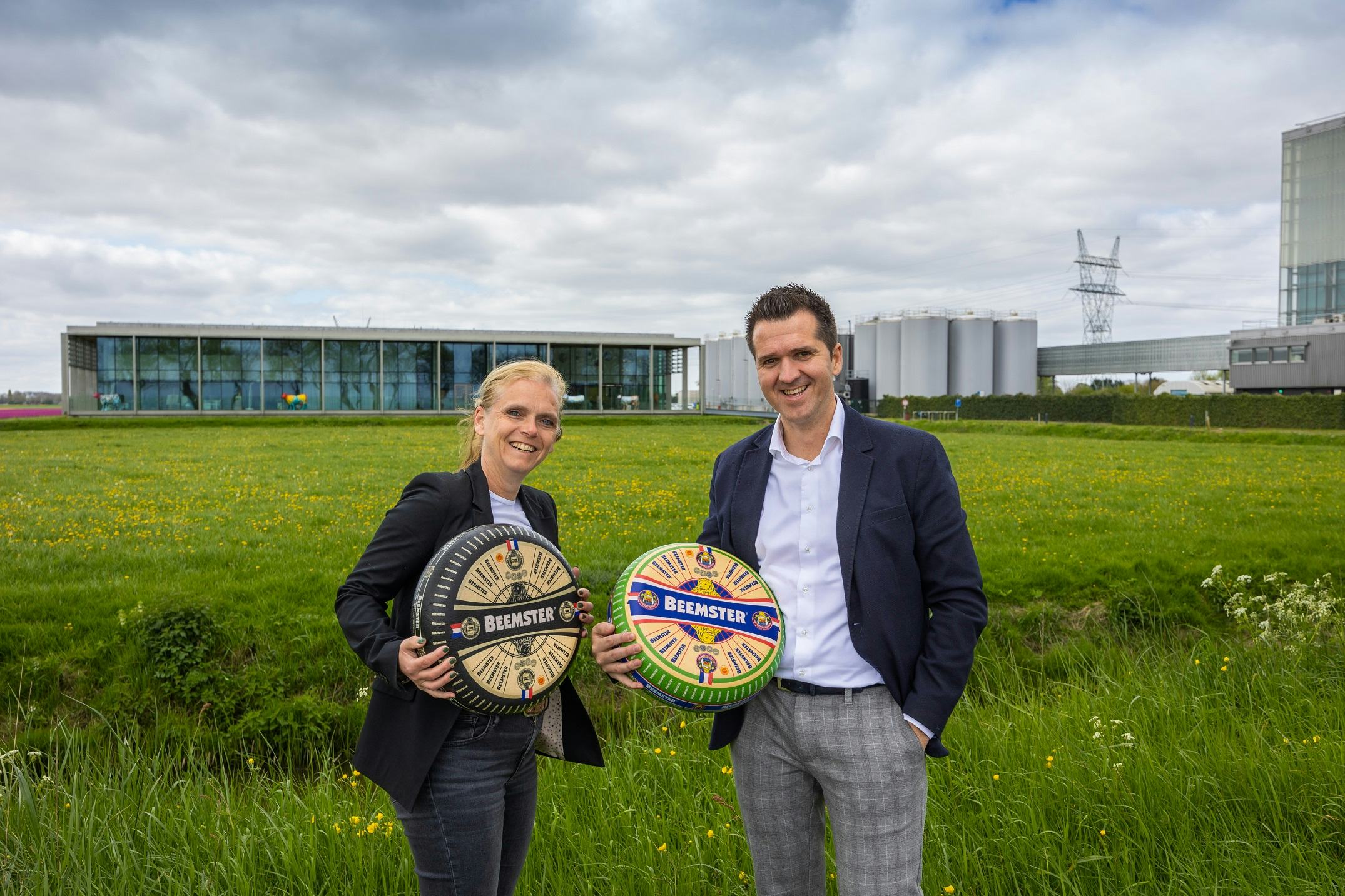 De CONO-koe staat tweeënhalf keer zo lang in de wei als nodig is voor het label weidemelk: 'Dat proef je'