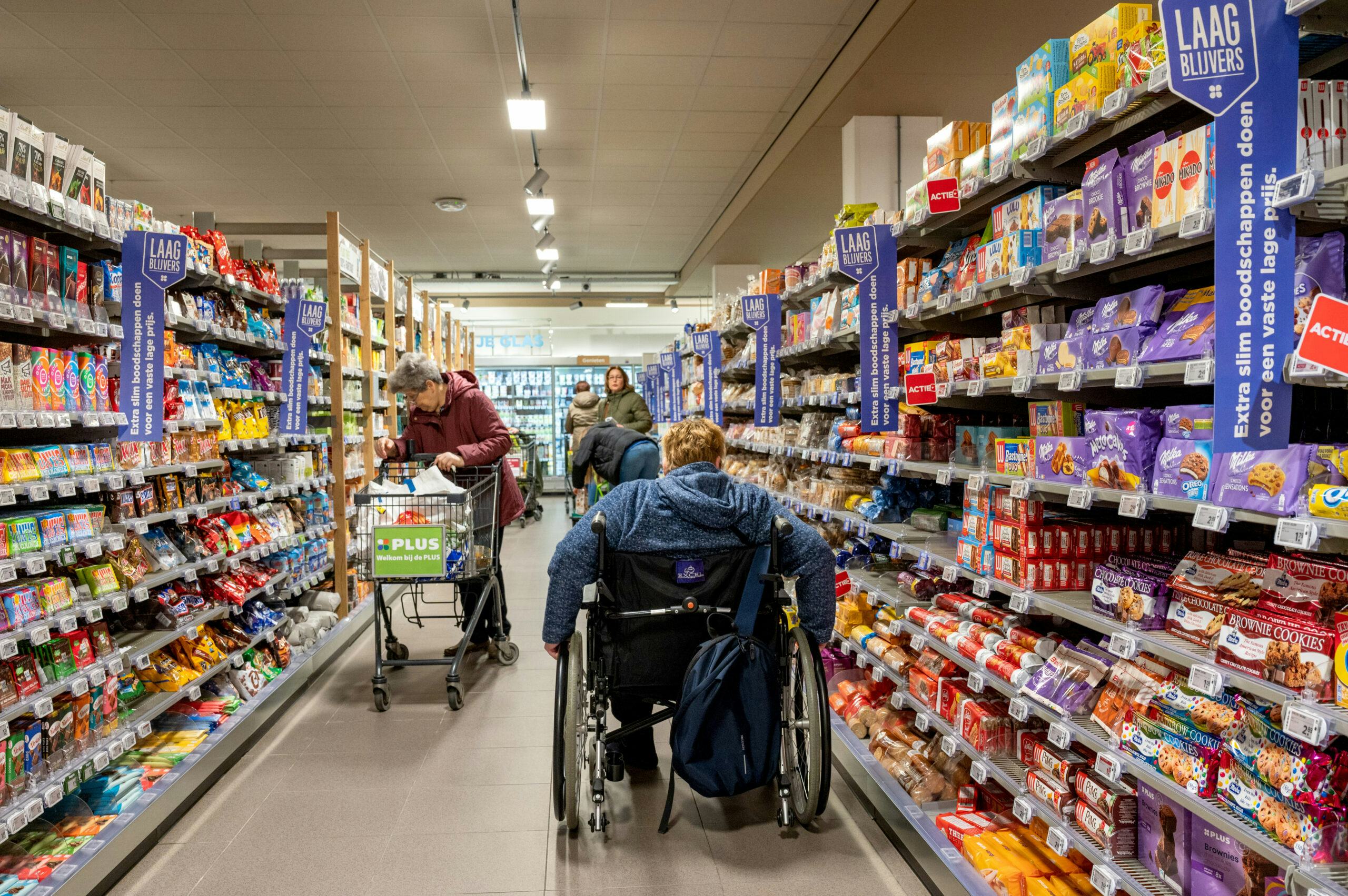 Prijzen in de supermarkten blijven tot eind 2023 hoog omdat fabrikanten de prijzen hoog houden. 

