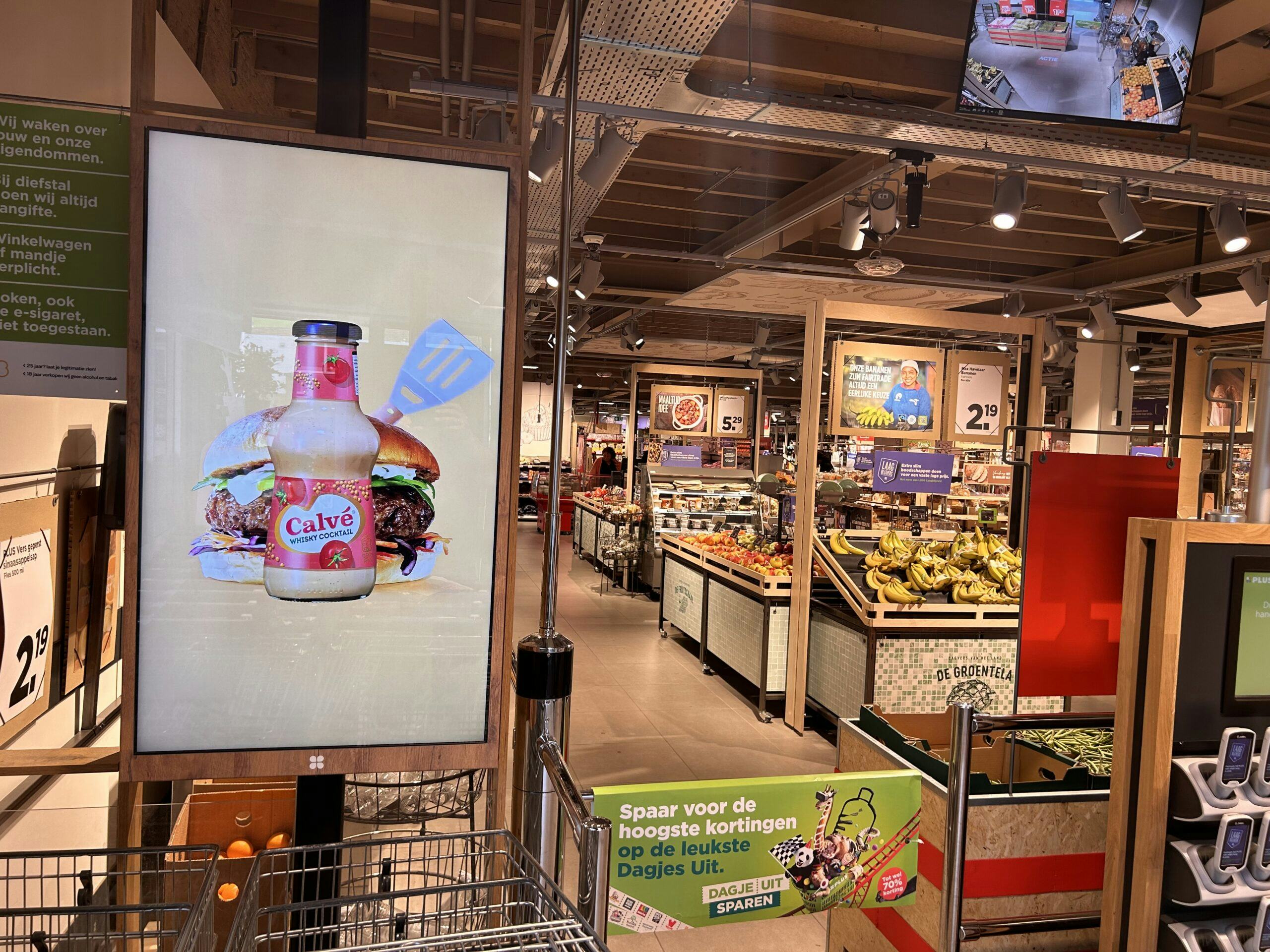 Met behulp van Plus Retail Media kunnen bedrijven onder andere via beeldschermen in de winkels gericht adverteren. Foto Plus