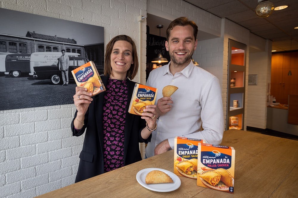 Trade marketing manager Milou Velis en senior brand manager Chiel den Otter presenteren hun nieuwe Mora Oven & Airfryer snack Empanadas.