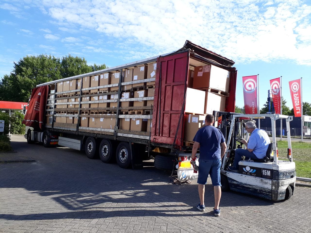 Een vrachtwagen met spullen die overbleven van de PLMA-beurs. Opgehaald door Zending over Grenzen.  Foto: Zending over Grenzen