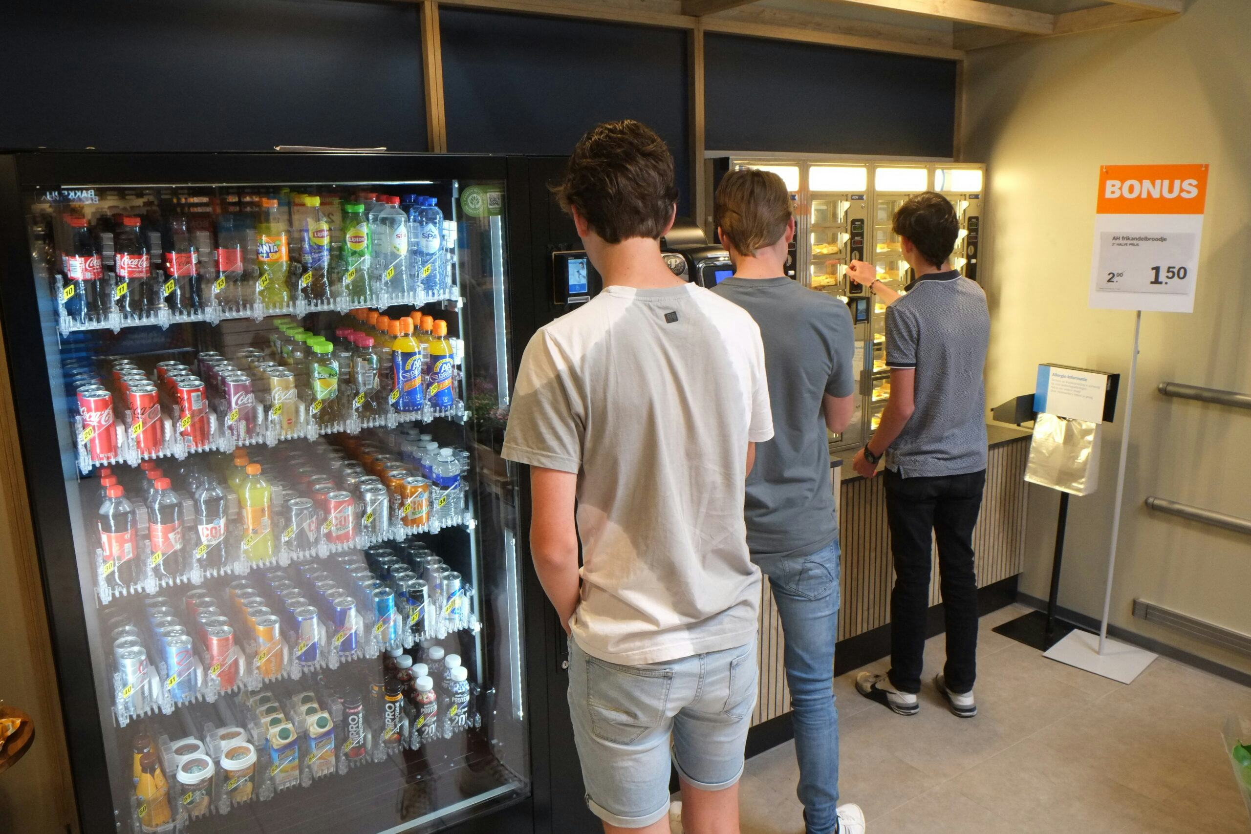 Scholieren maken gretig gebruik van de snackmuur bij AH Zonnenberg in Doetichem. Foto: Distrifood.  