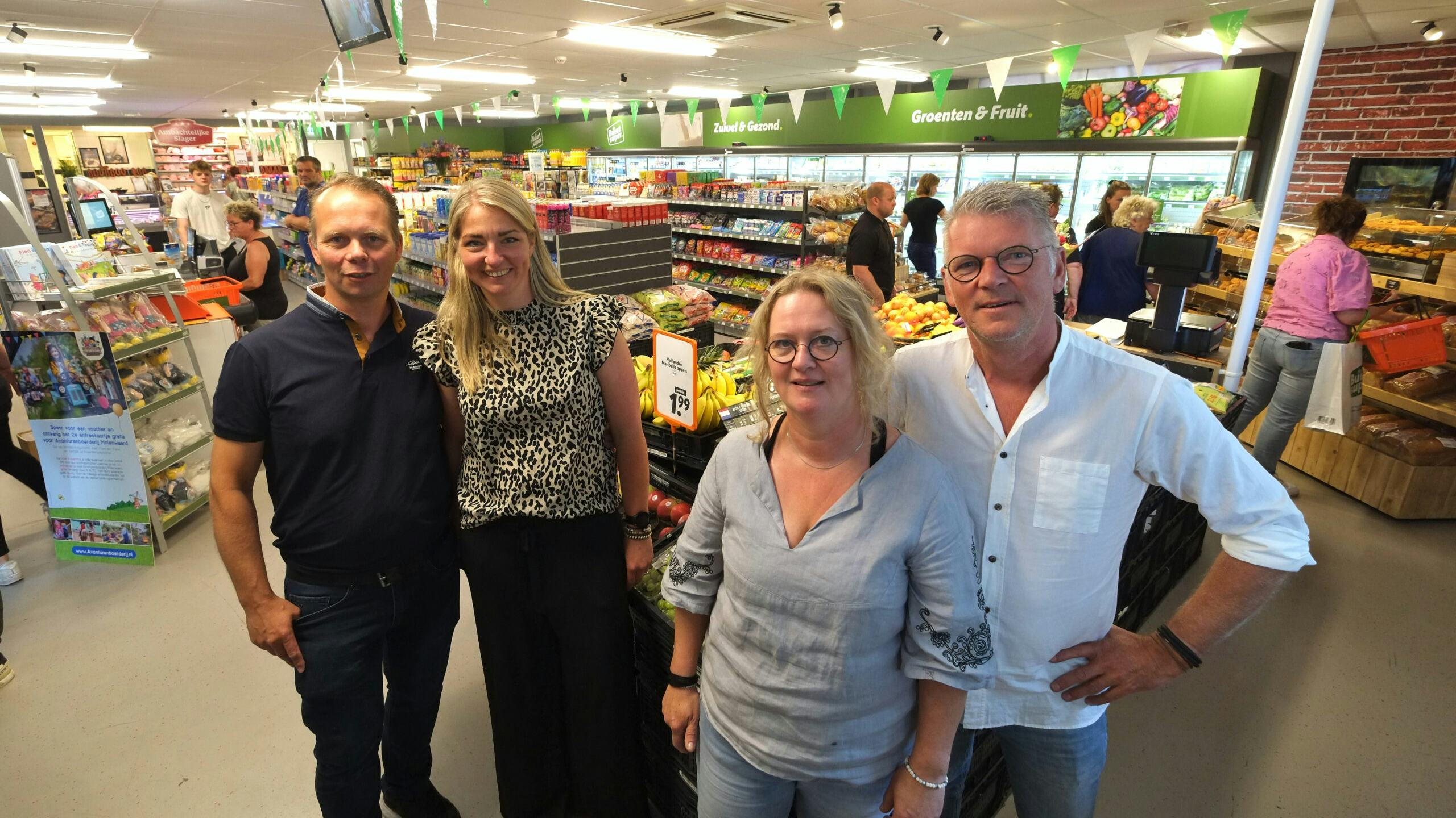 V.l.n.r. JanObe Hobma, Gjilke Mulder, Erica Hidding en Gerrard Veenstra in hun Buurtsuper in Kuinre die de eerste dag veel klanten trok. Foto: Distrifood