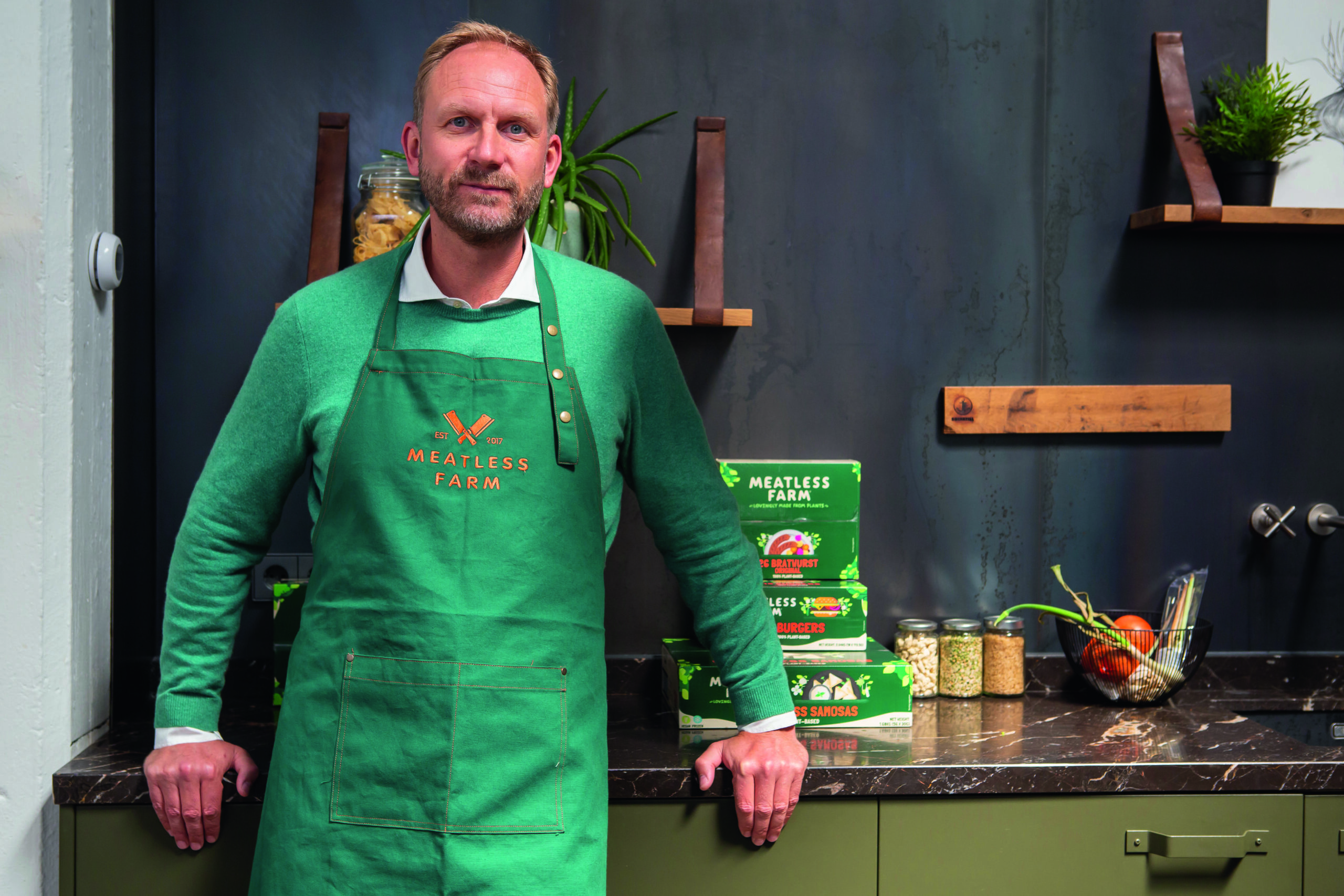 Oprichter Morten Toft Bech in 2021 op het kantoor van Meatless Farm in Amsterdam. Foto: Liesbeth Dingemans/Diederik van der Laand