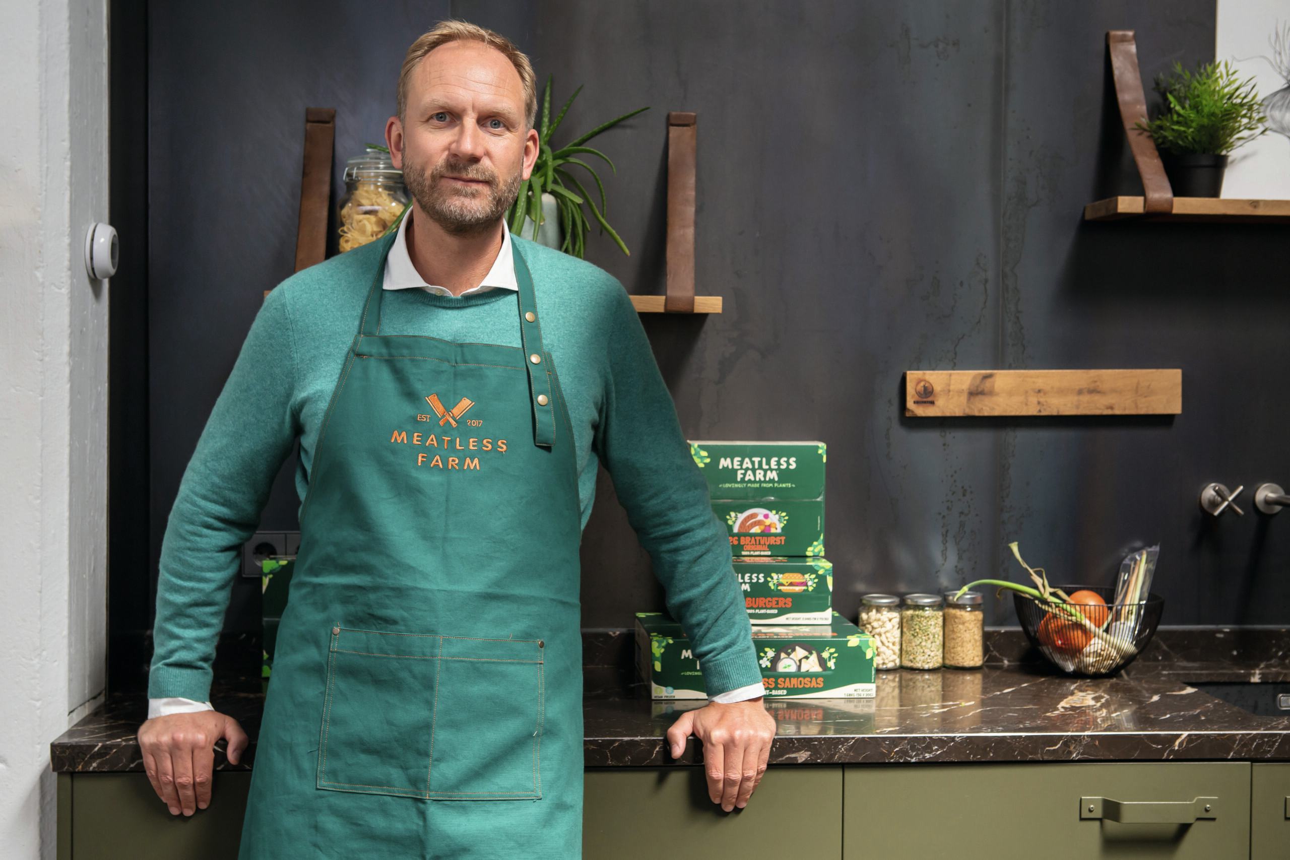 Oprichter Morten Toft Bech in 2021 op het kantoor van Meatless Farm in Amsterdam. Foto: Liesbeth Dingemans/Diederik van der Laand