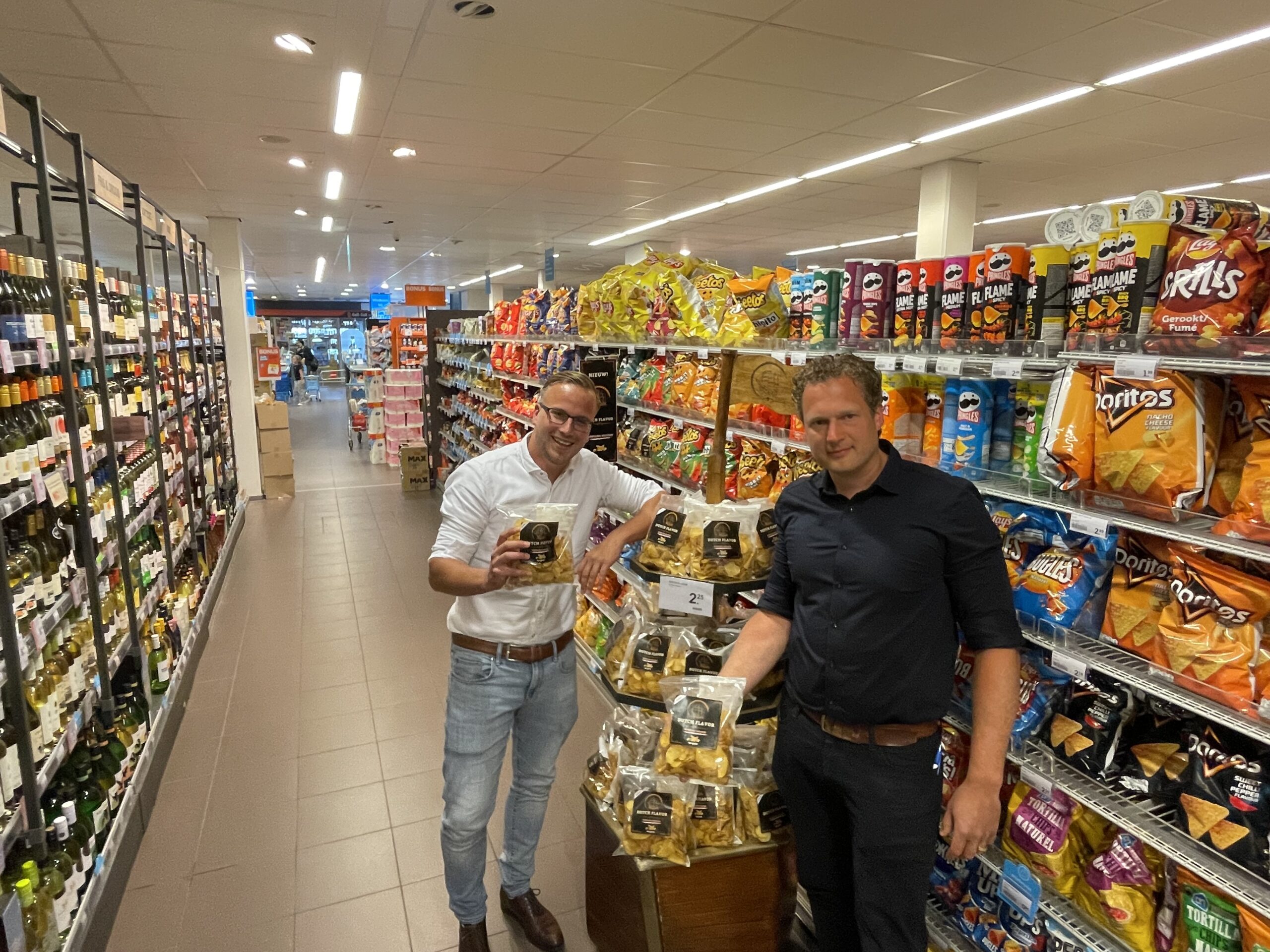 Joël den Ouden (links) en Wijnand van Es met hun eigen chips.