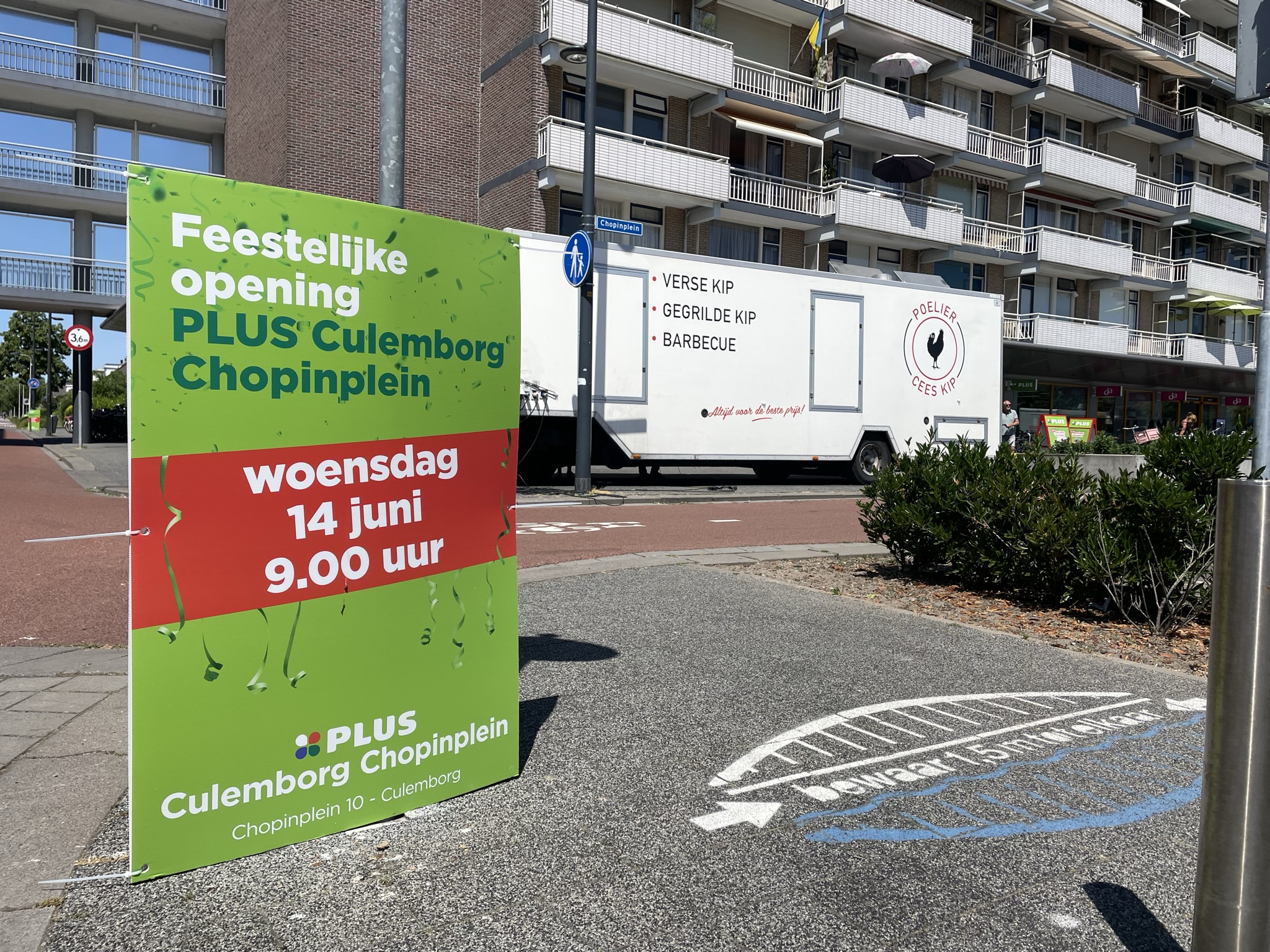 Ruim rond de naar Plus omgebouwde Coop in Culemborg staan aankondigingsborden voor de opening.  Foto: Distrifood