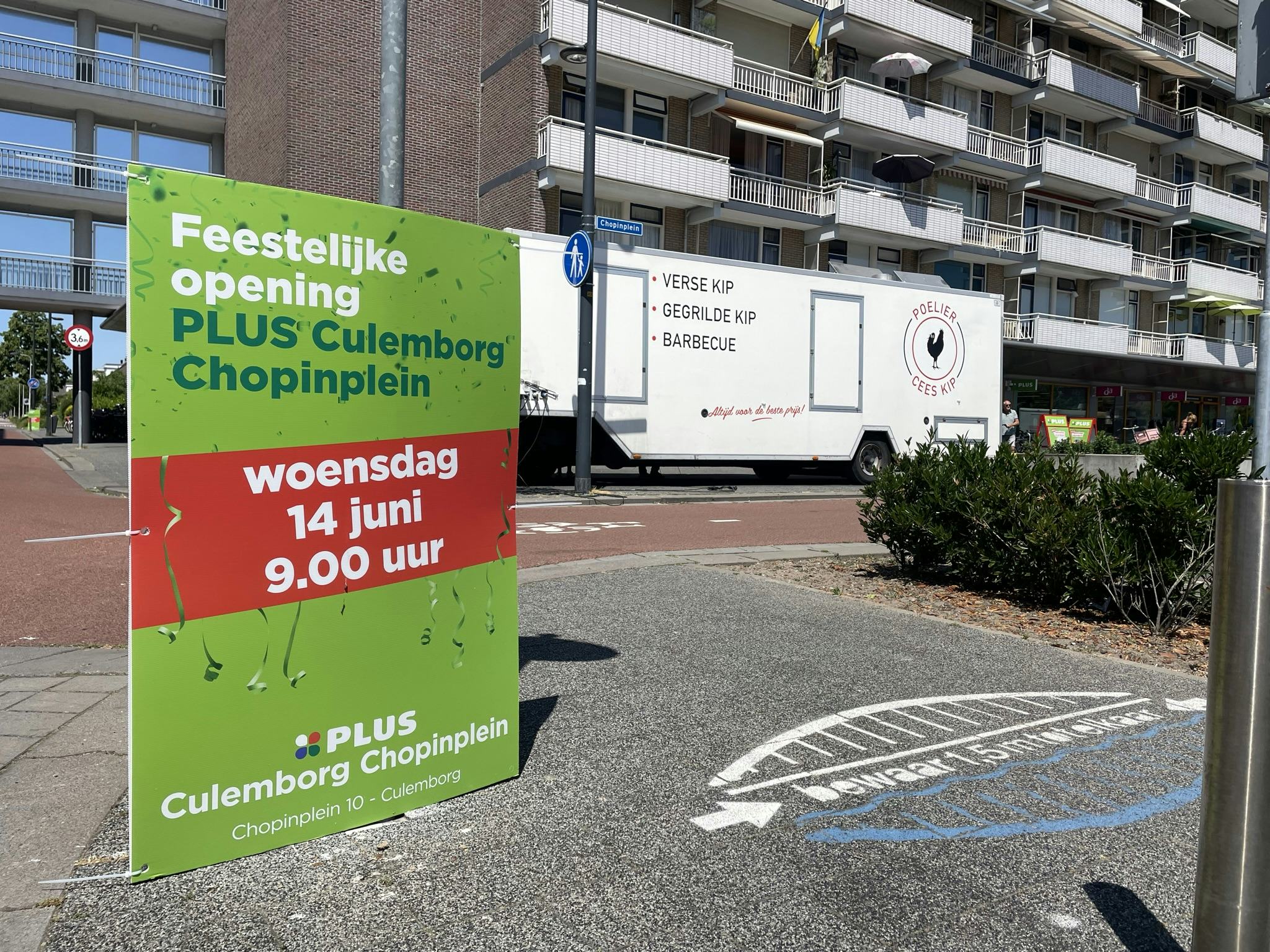 Ruim rond de naar Plus omgebouwde Coop in Culemborg staan aankondigingsborden voor de opening. Foto: Distrifood