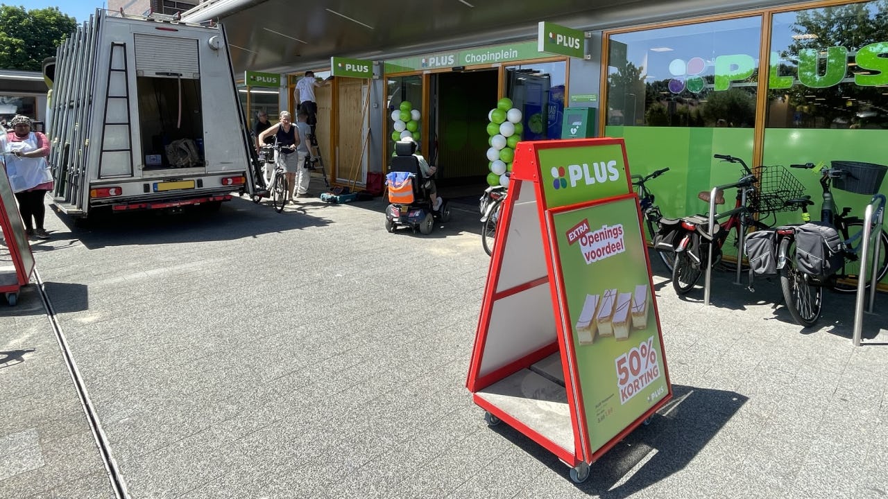 De ingang van de winkel, waar nog gewerkt wordt aan de plaatsing van een raam. Foto: Distrifood