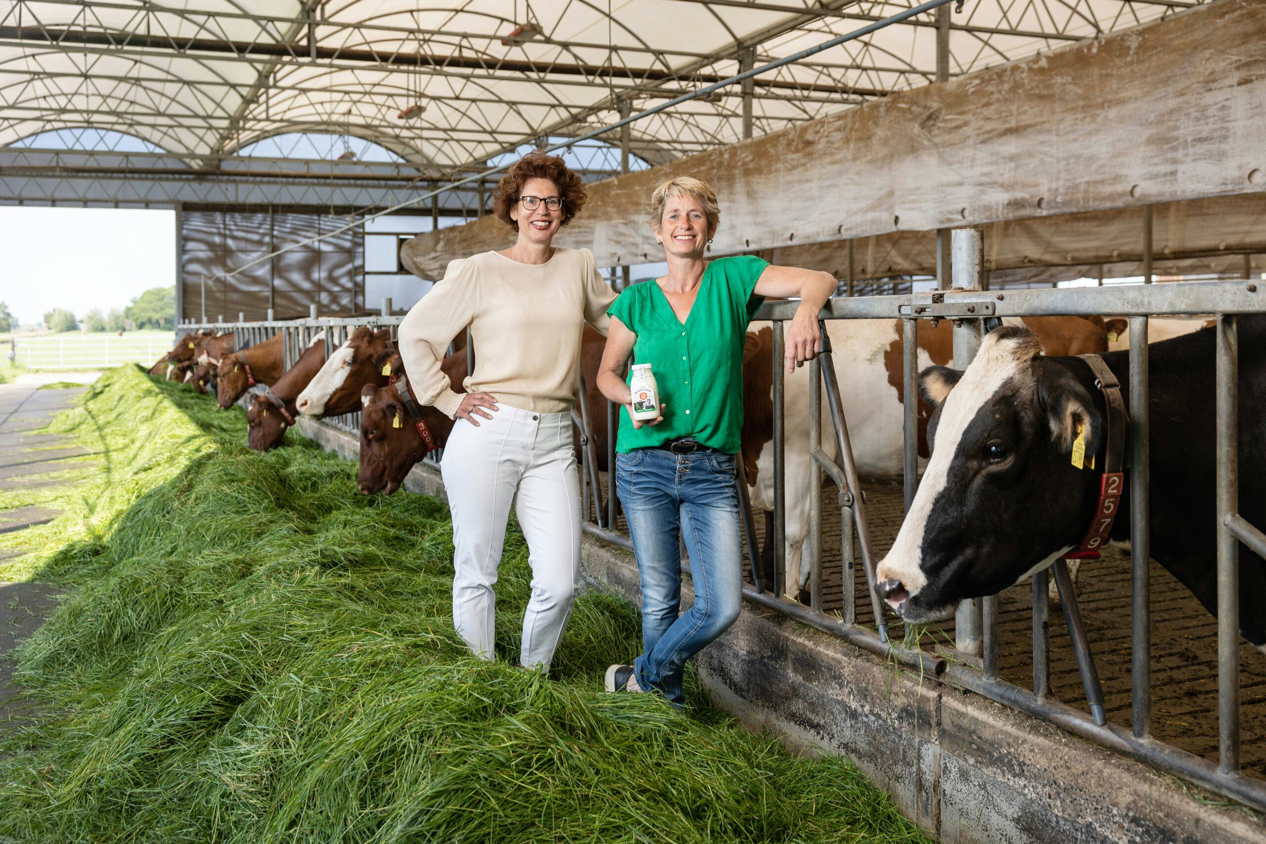 Salesmanager van Lely International Corina van Mourik (links) en boerin Yvonne Oostdam. 