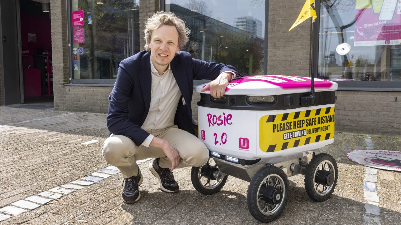 Niels Agatz en Robot Rosie, die boodschappen bezorgt voor de Spar op de universiteitscampus
in Rotterdam. Foto: Fotobureau Roel Dijkstra