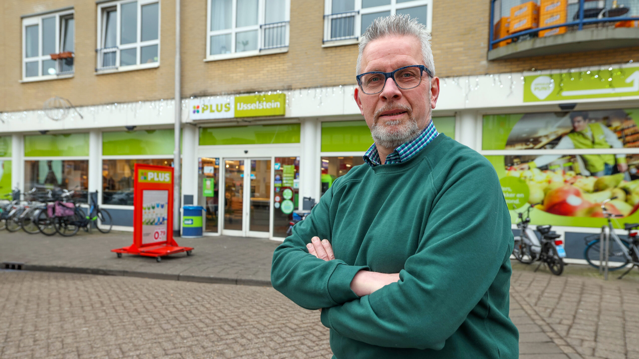 Plus IJsselstein in Tilburg. Ondernemer Ronald IJsselstein verkoopt zijn winkel terug aan Plus. Foto Bert Jansen