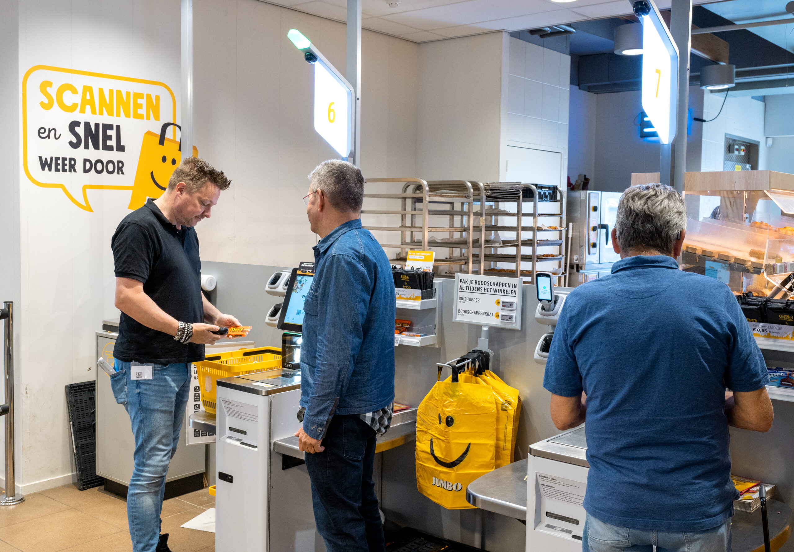 Onder meer door de toename van zelfscan wordt er ook meer gestolen. Ondernemer Ruben Metselaar en privédetective Harry van Schaik maakten een plan van aanpak tegen diefstal. Foto: Cor Salverius.