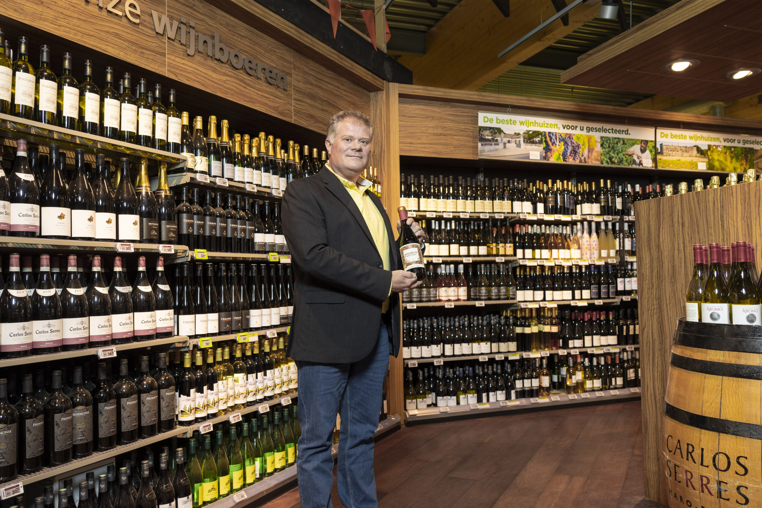 Nico de Witt in zijn winkel in Beek. Hij stapt over van Plus naar Jumbo. De Witt heeft een uitgebreide wijn-, kaas- en speciaalbier afdeling. Foto: Bart Nijs