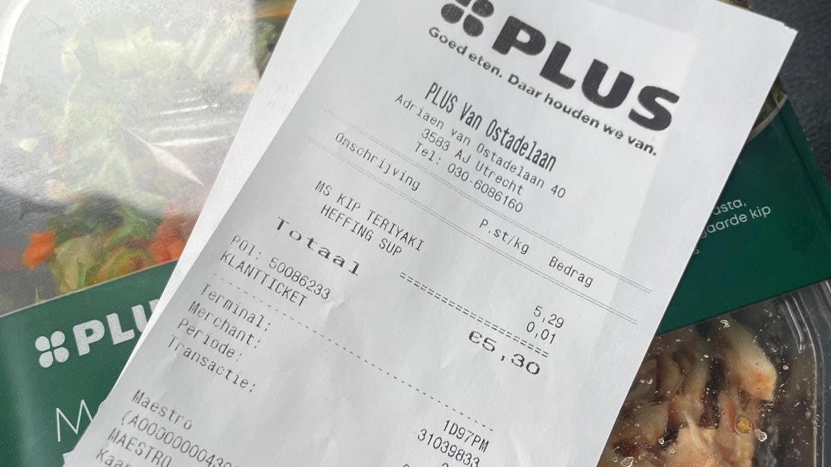 Plus heeft nu ook de plastictoeslag op de bon. Foto: Distrifood