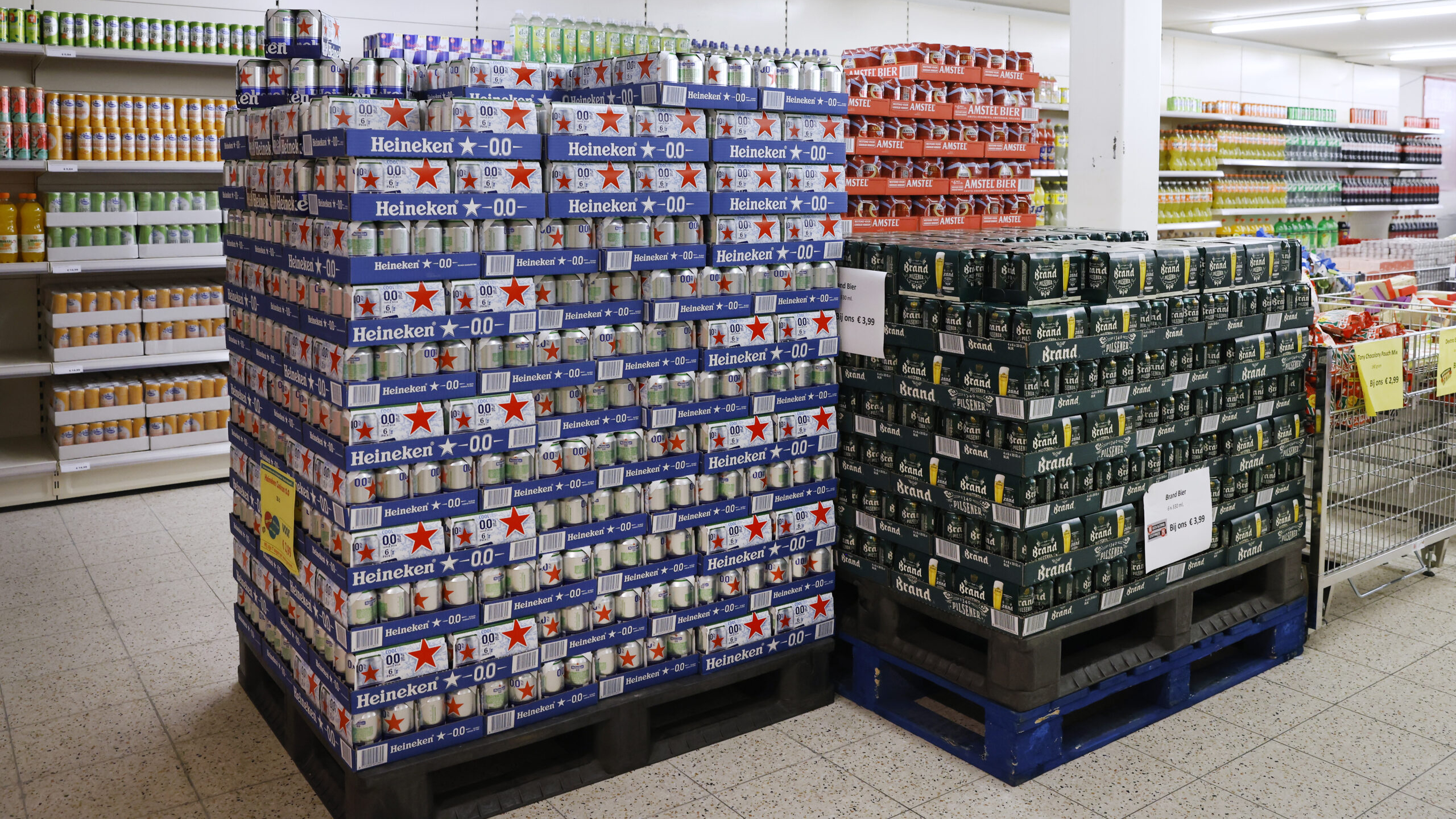 Bierblikjes van Heineken zonder statiegeld in juli 2023. Foto: Studio Kastermans