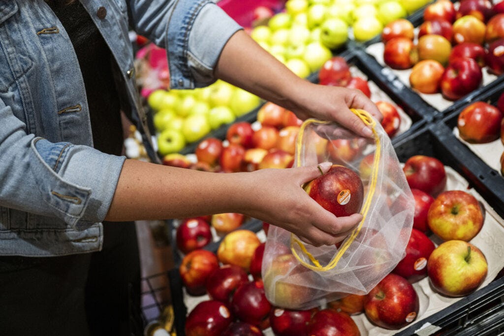 Jumbo stopt met plastic zakjes voor groente en fruit